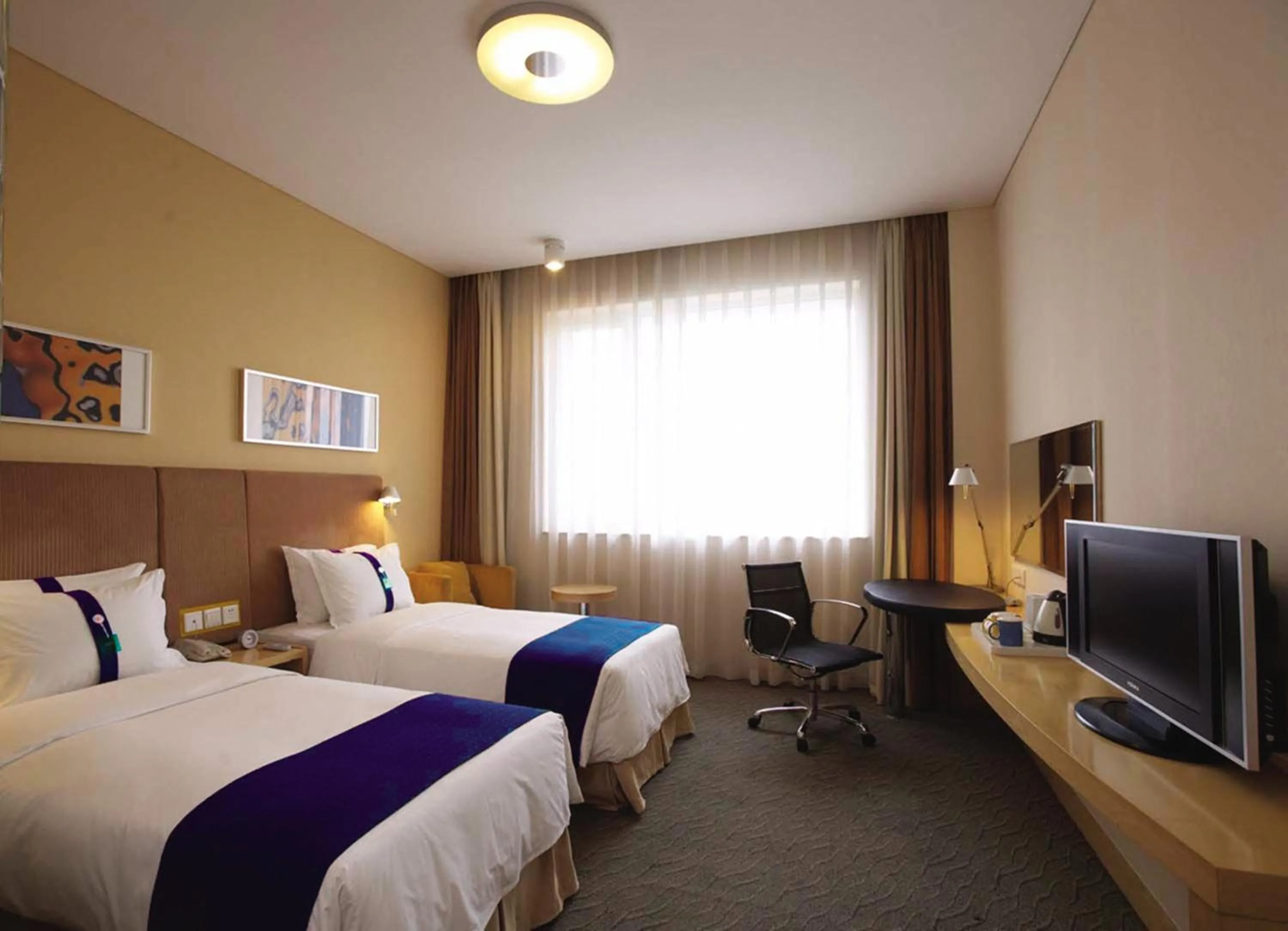 Photo of the whole room, Bed in Holiday Inn Express Chengdu North Railway Station by IHG - Near Panda Base, Near Chunxi Road Free laundromat