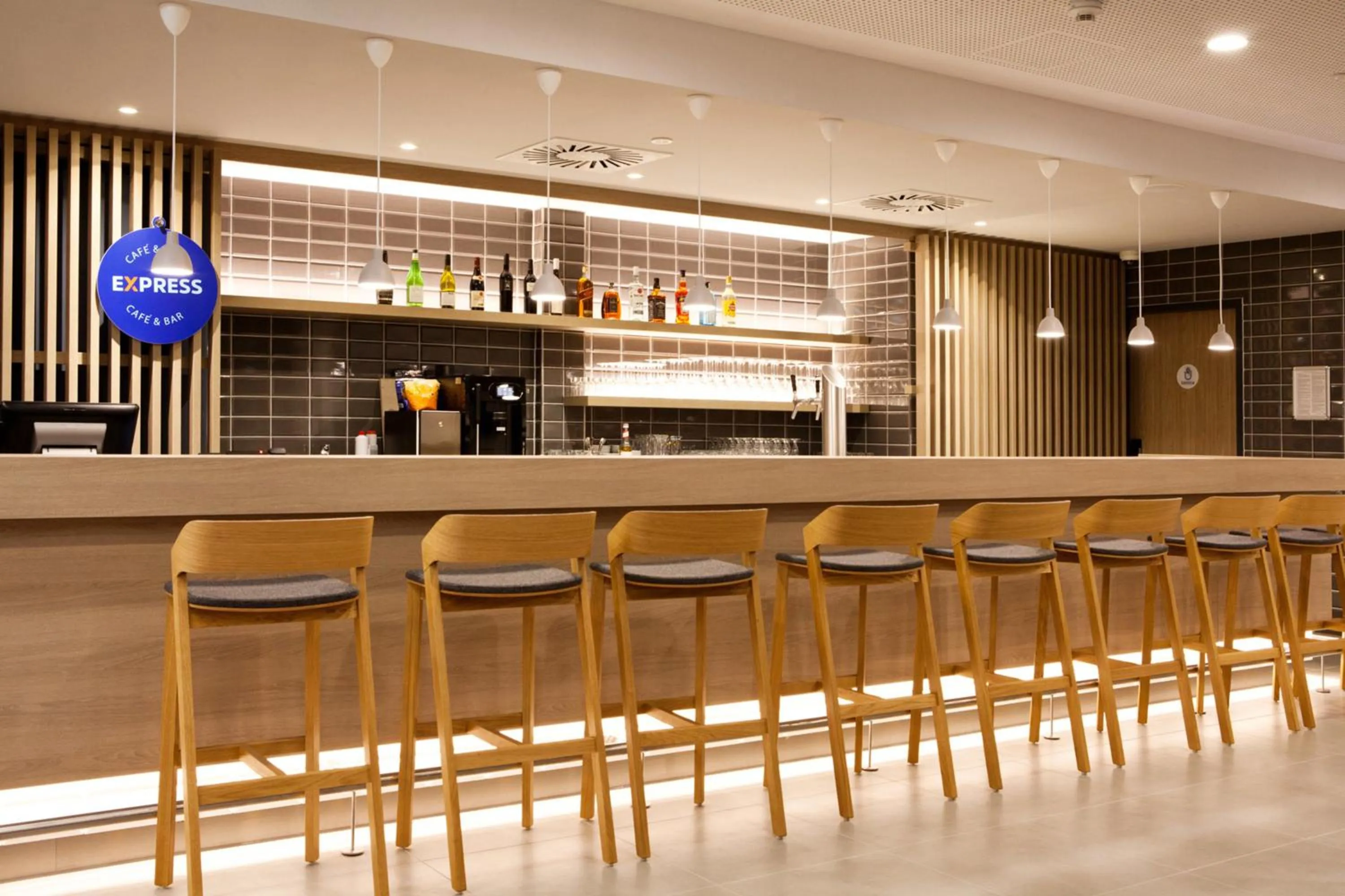 Lounge or bar in Holiday Inn Express - Mülheim - Ruhr by IHG