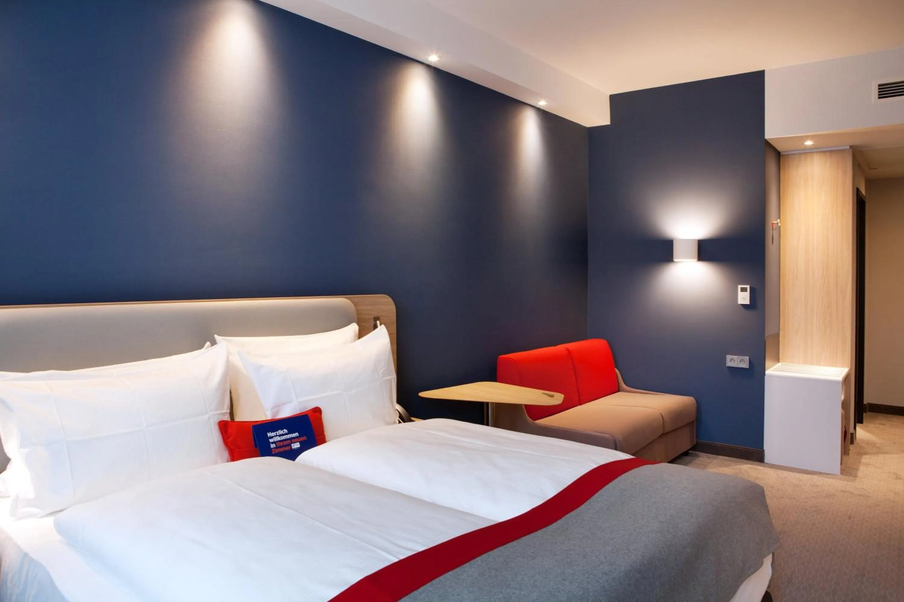 Photo of the whole room, Bed in Holiday Inn Express - Mülheim - Ruhr by IHG