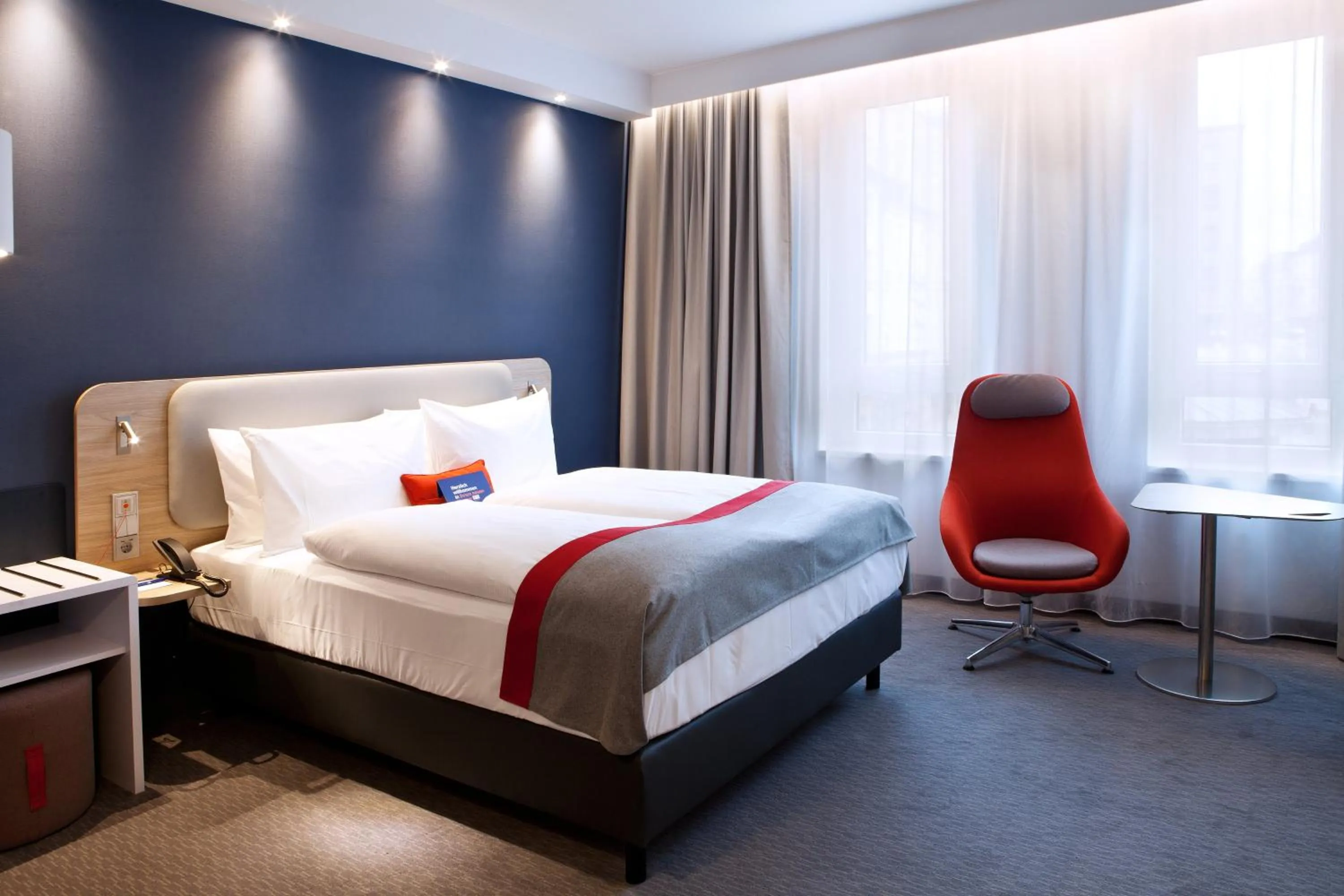 Photo of the whole room, Bed in Holiday Inn Express - Mülheim - Ruhr by IHG