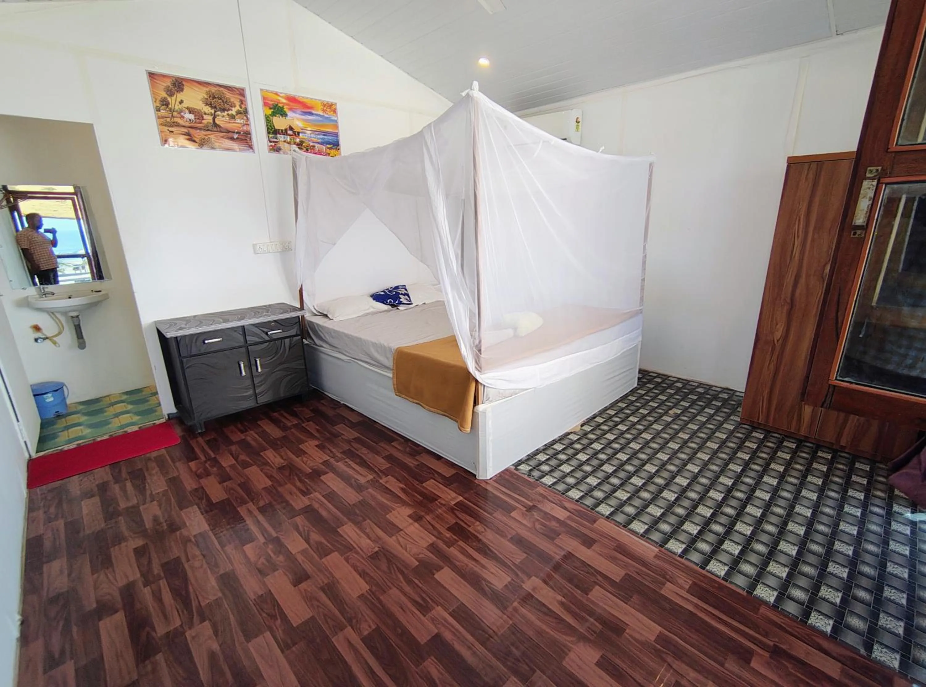 Photo of the whole room, Bed in Mountain Palm patnem beach