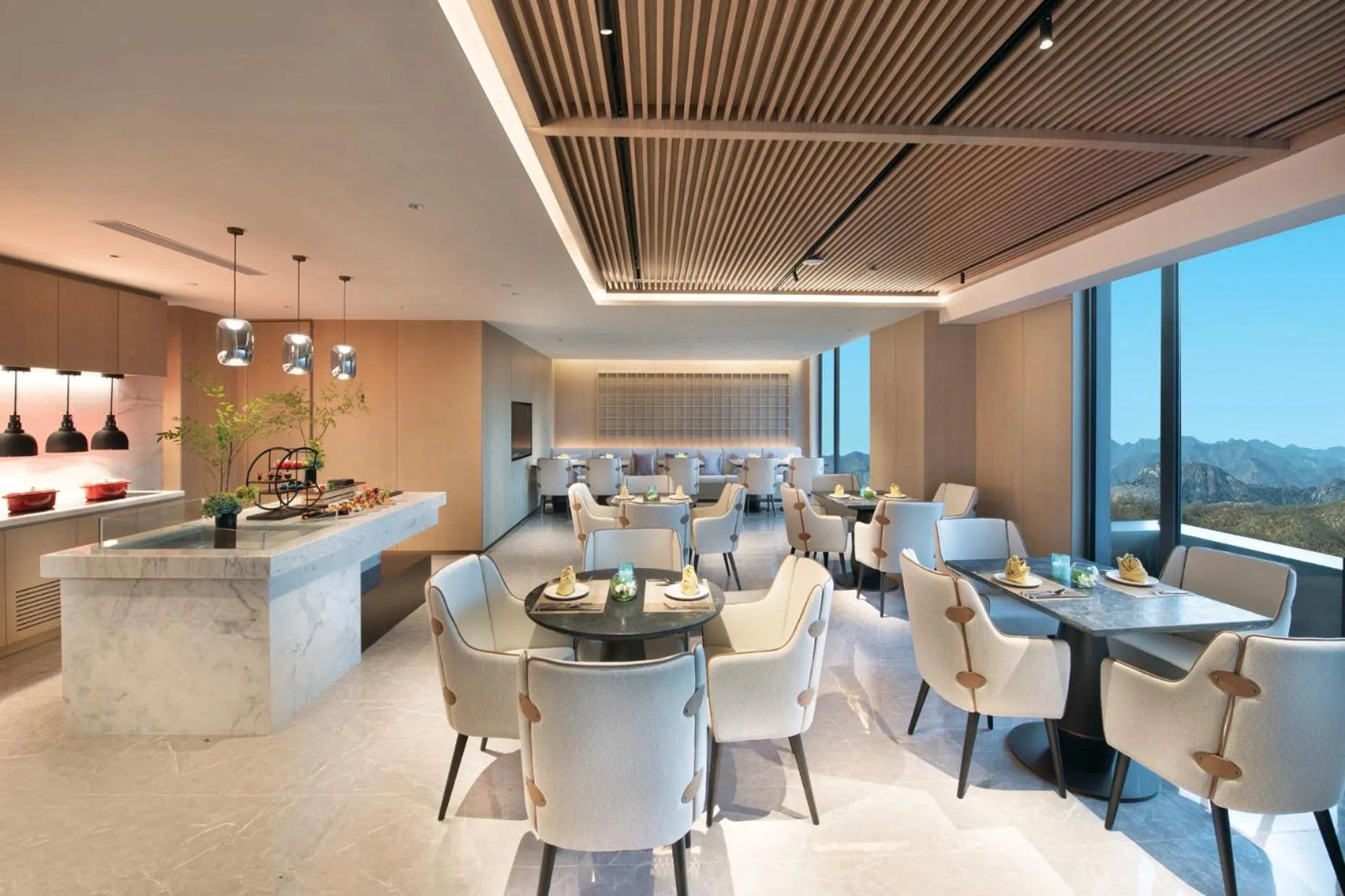 Restaurant/places to eat in Crowne Plaza Zunhua Hot Spring Town by IHG