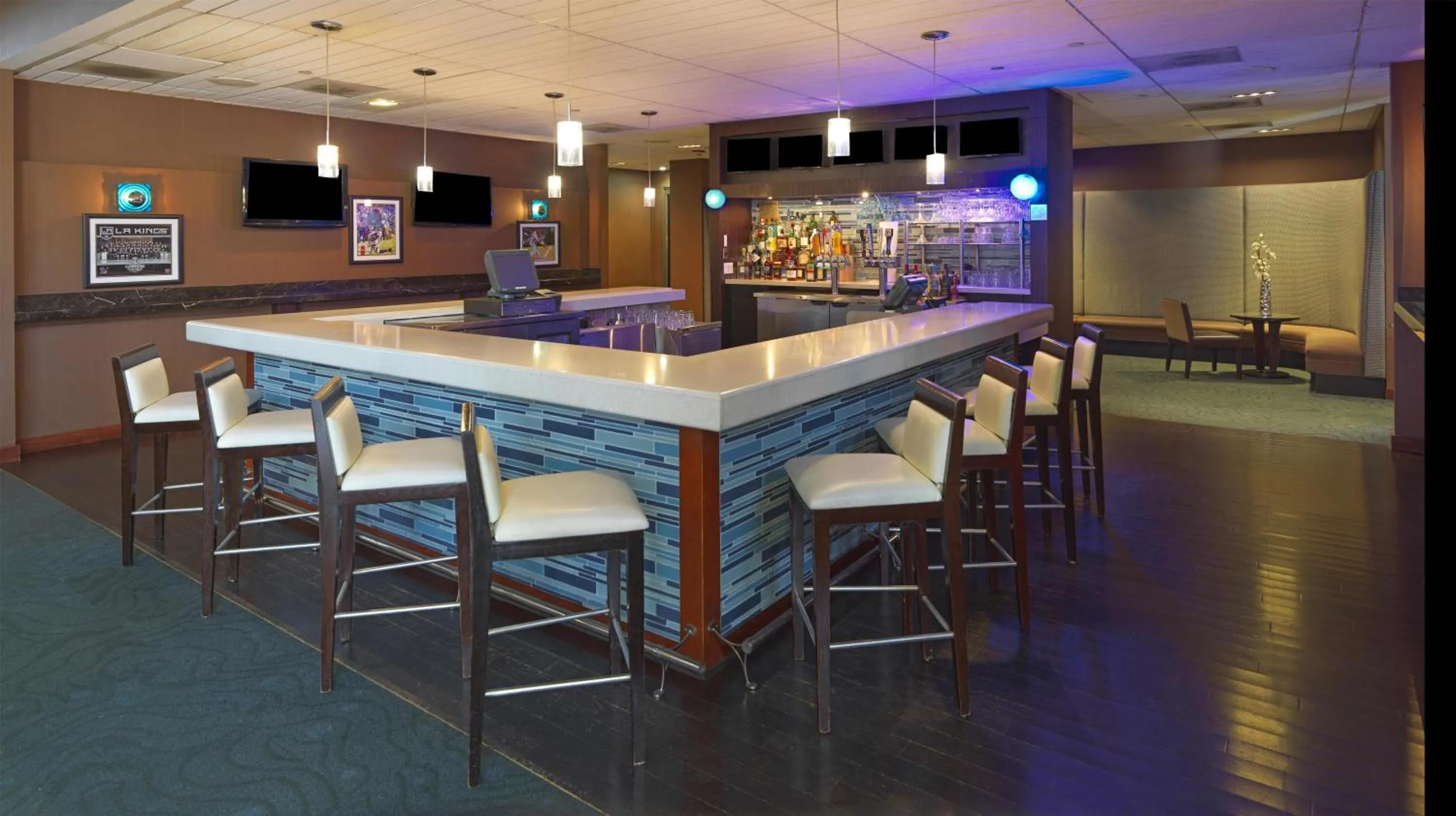 Lounge or bar in Ontario Airport Hotel & Conference Center
