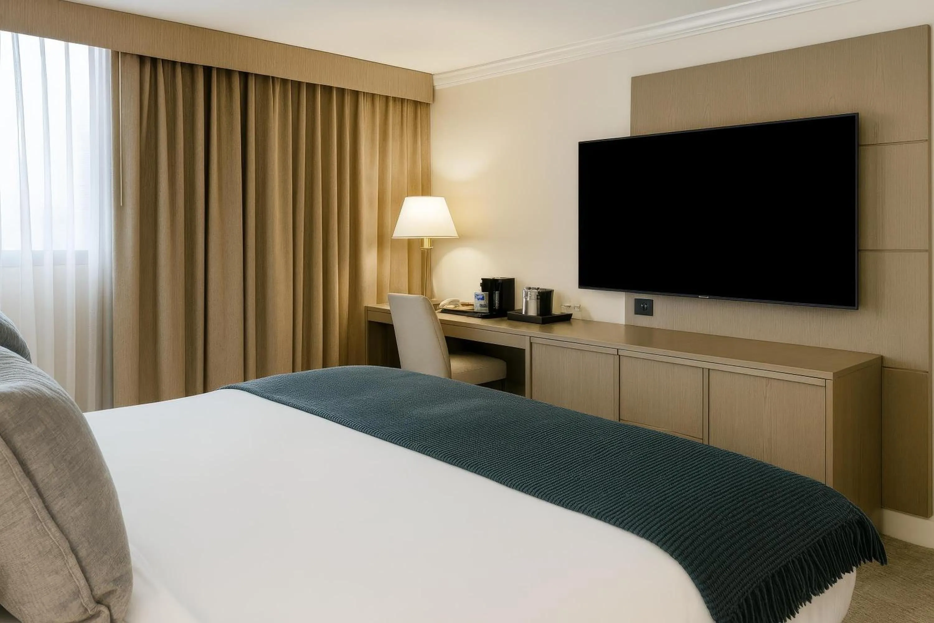 Bedroom, Bed in Ontario Airport Hotel & Conference Center