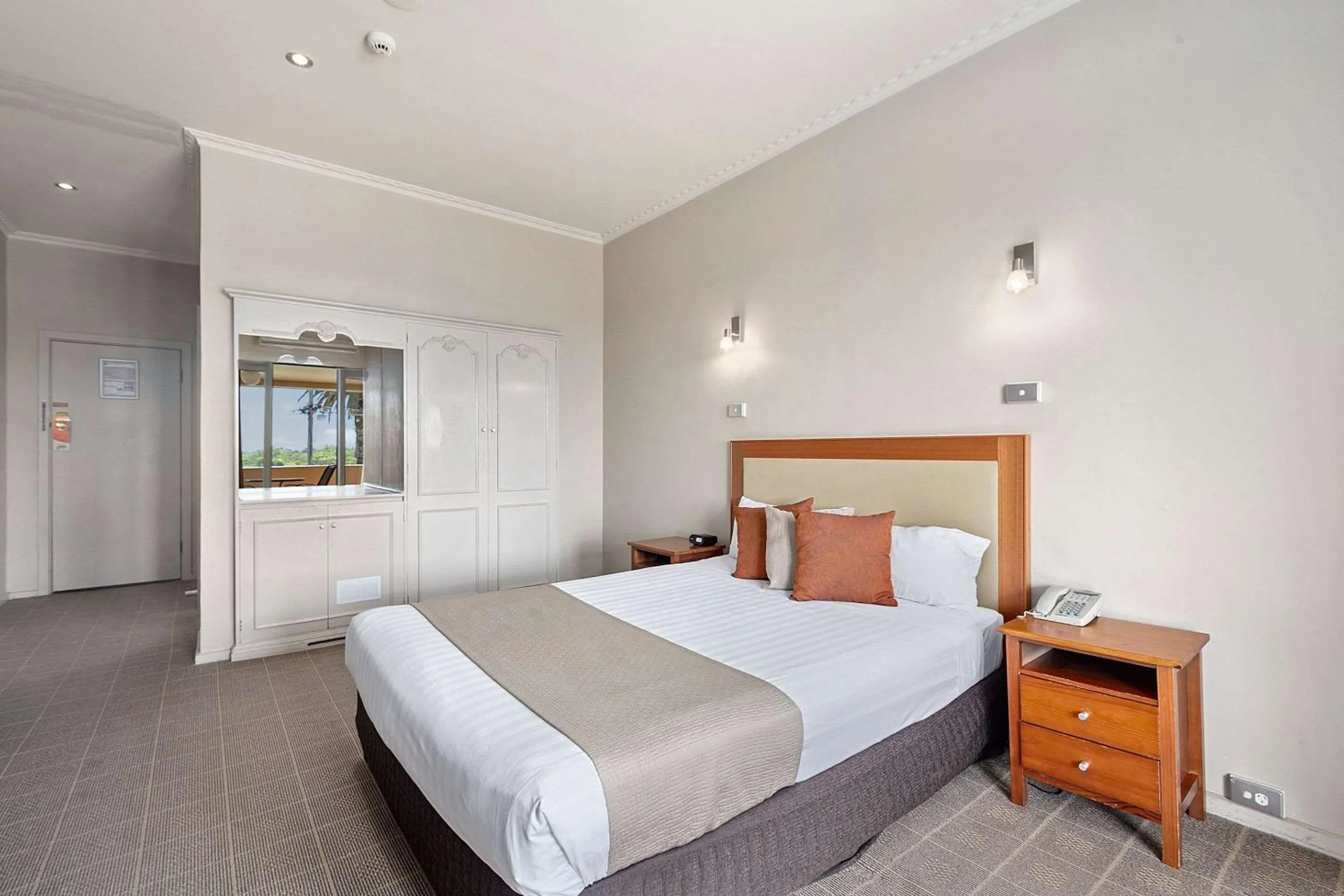Bedroom, Bed in Quality Hotel Mildura Grand