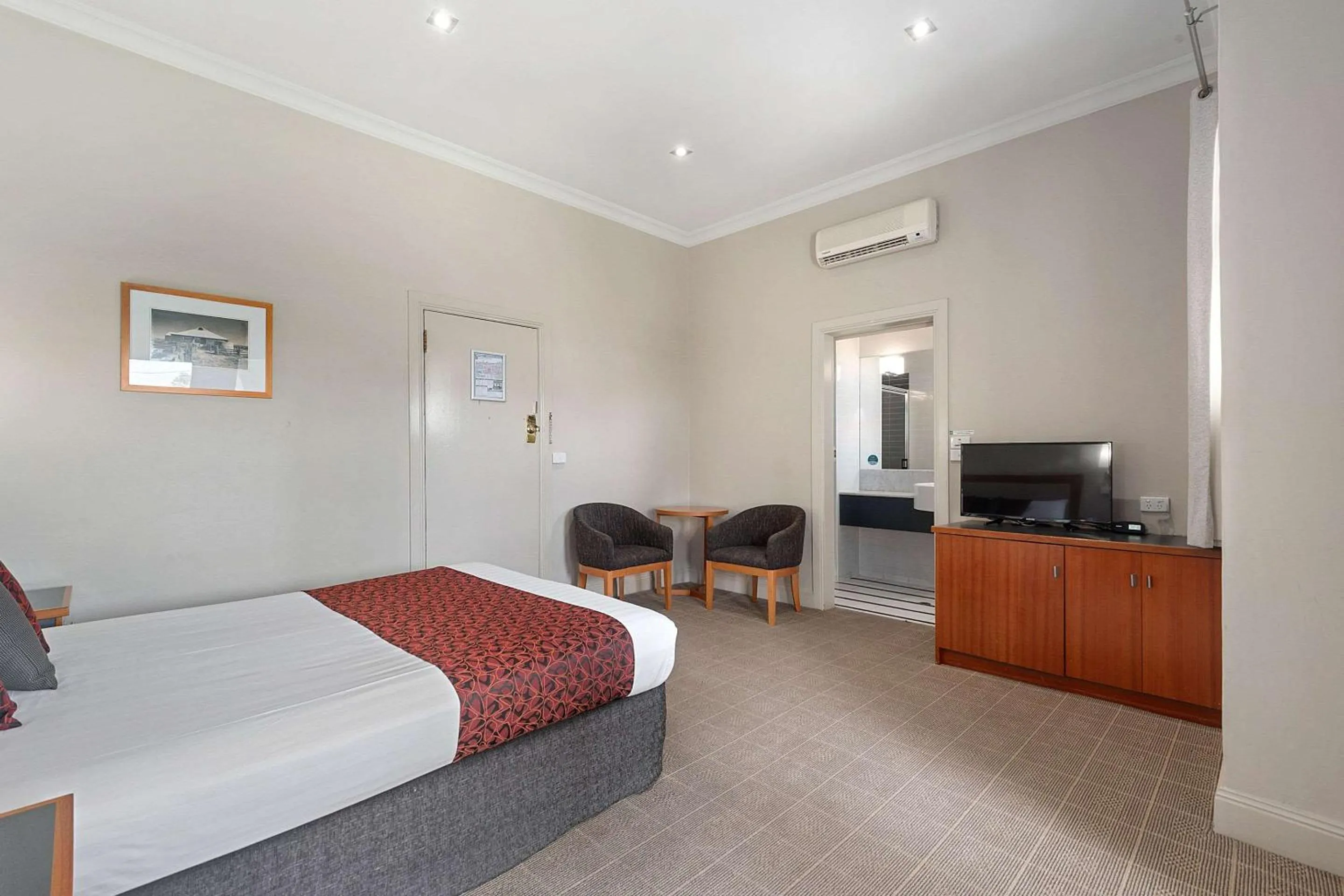 Bedroom, Bed in Quality Hotel Mildura Grand