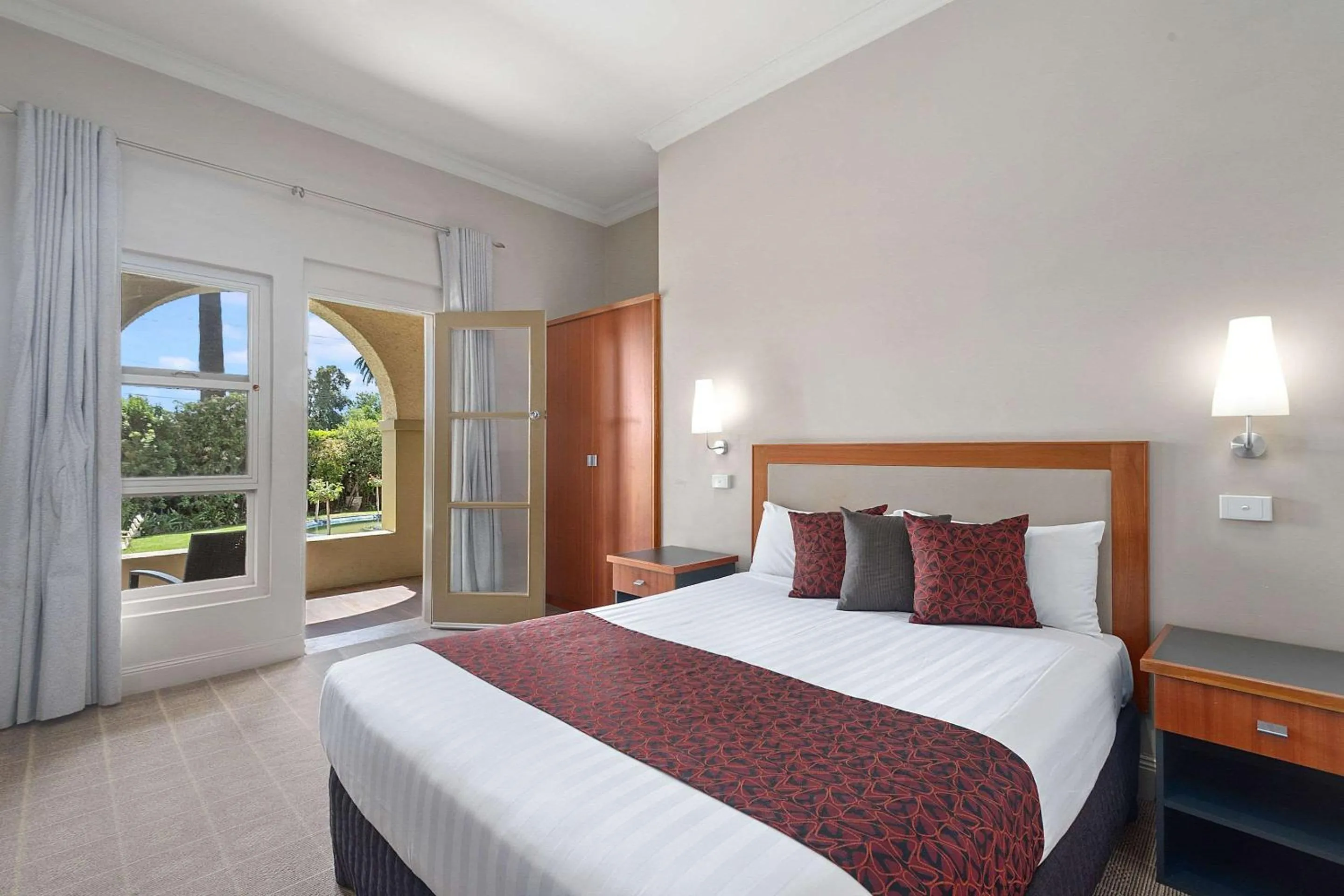Bedroom, Bed in Quality Hotel Mildura Grand