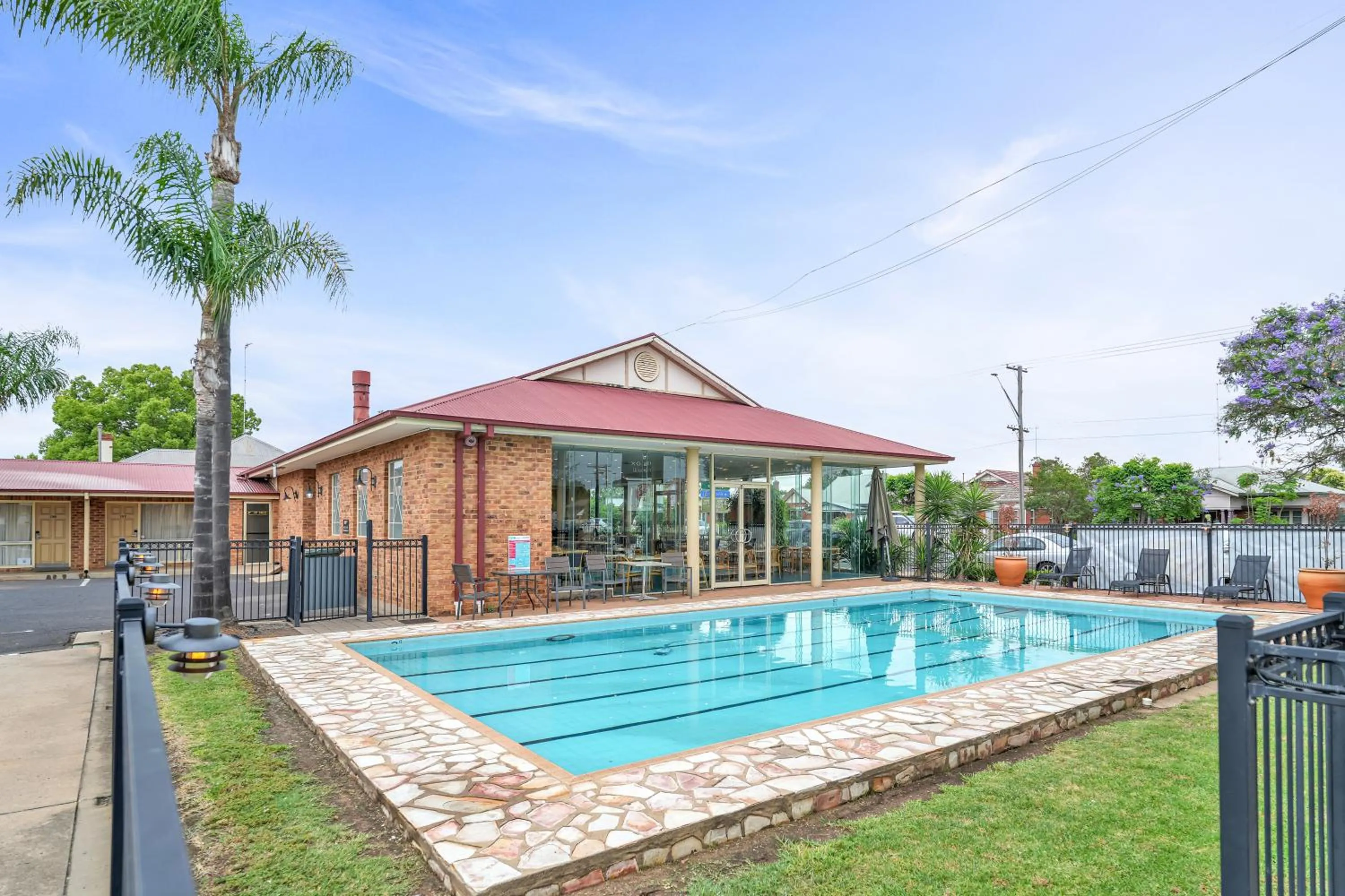 Swimming pool in The Oxley Motel Dubbo