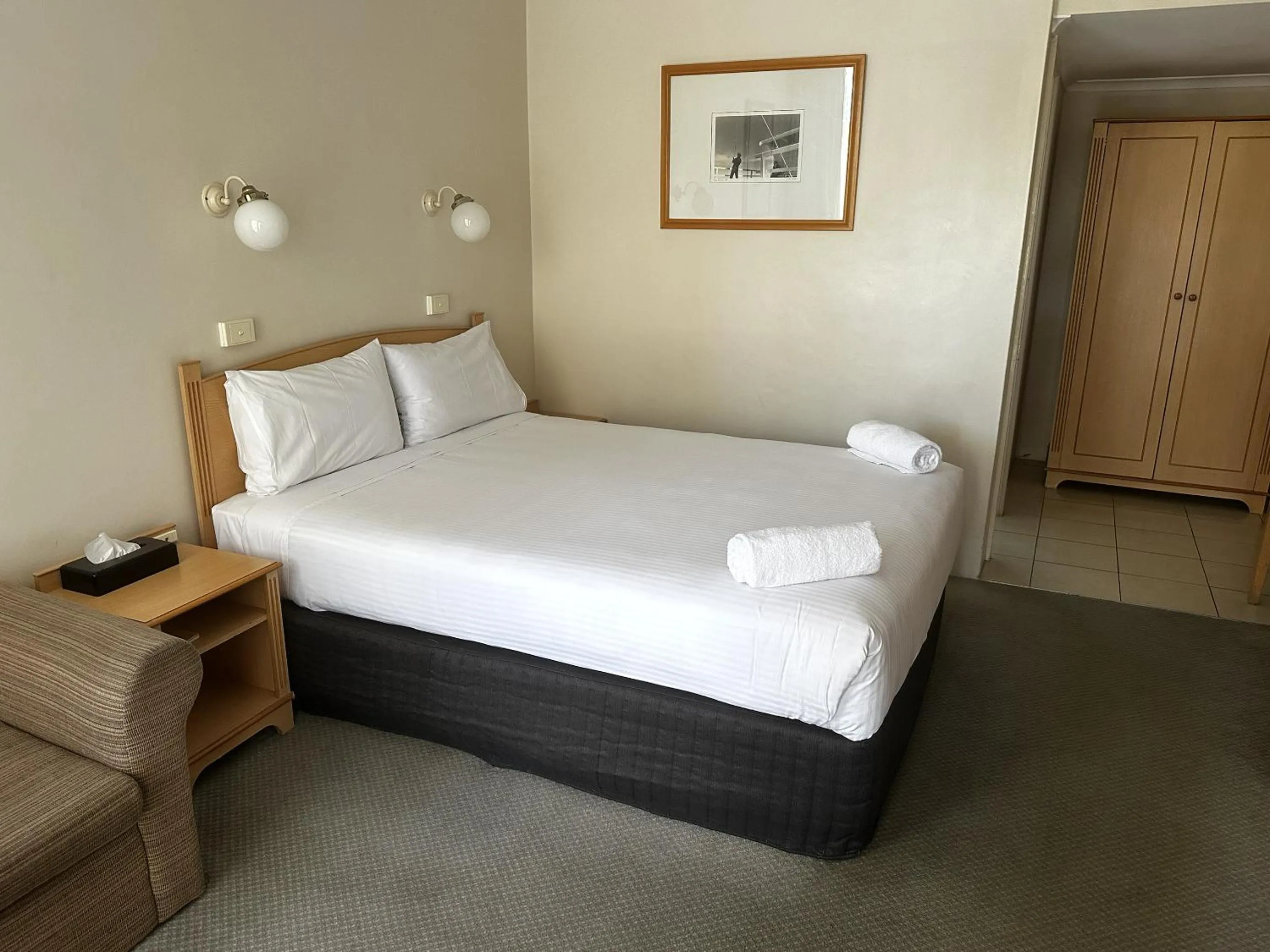 Bed in The Oxley Motel Dubbo