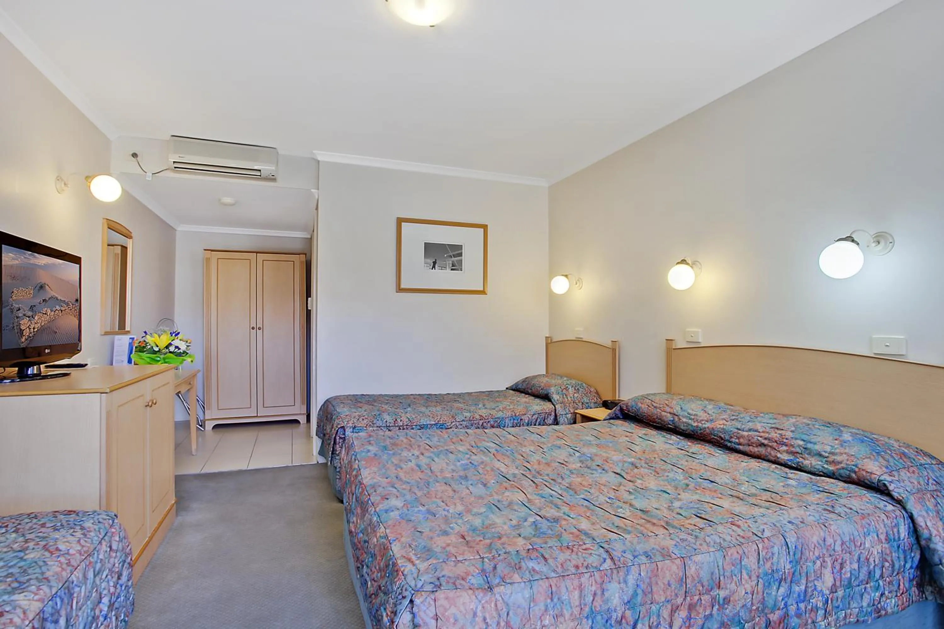 Photo of the whole room, Bed in The Oxley Motel Dubbo