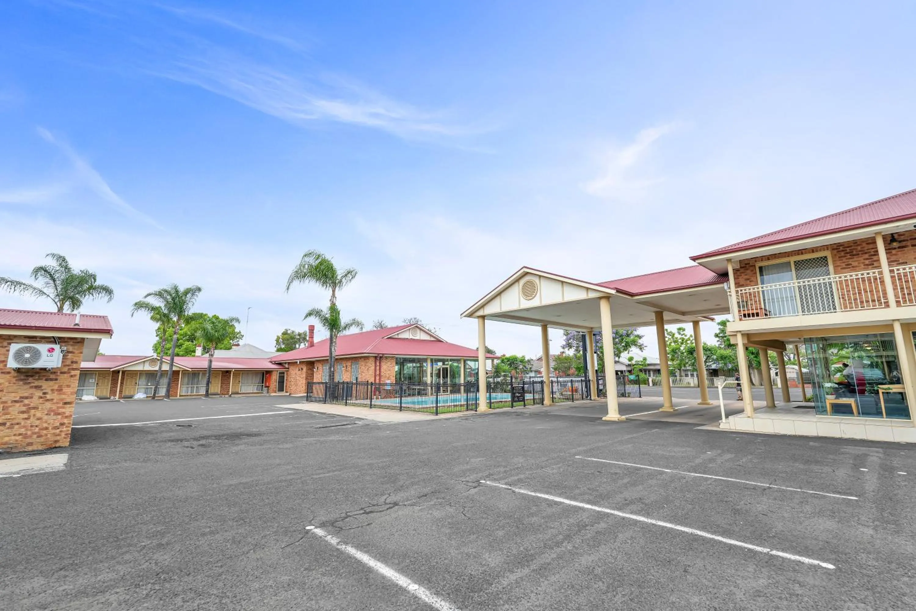 Parking in The Oxley Motel Dubbo