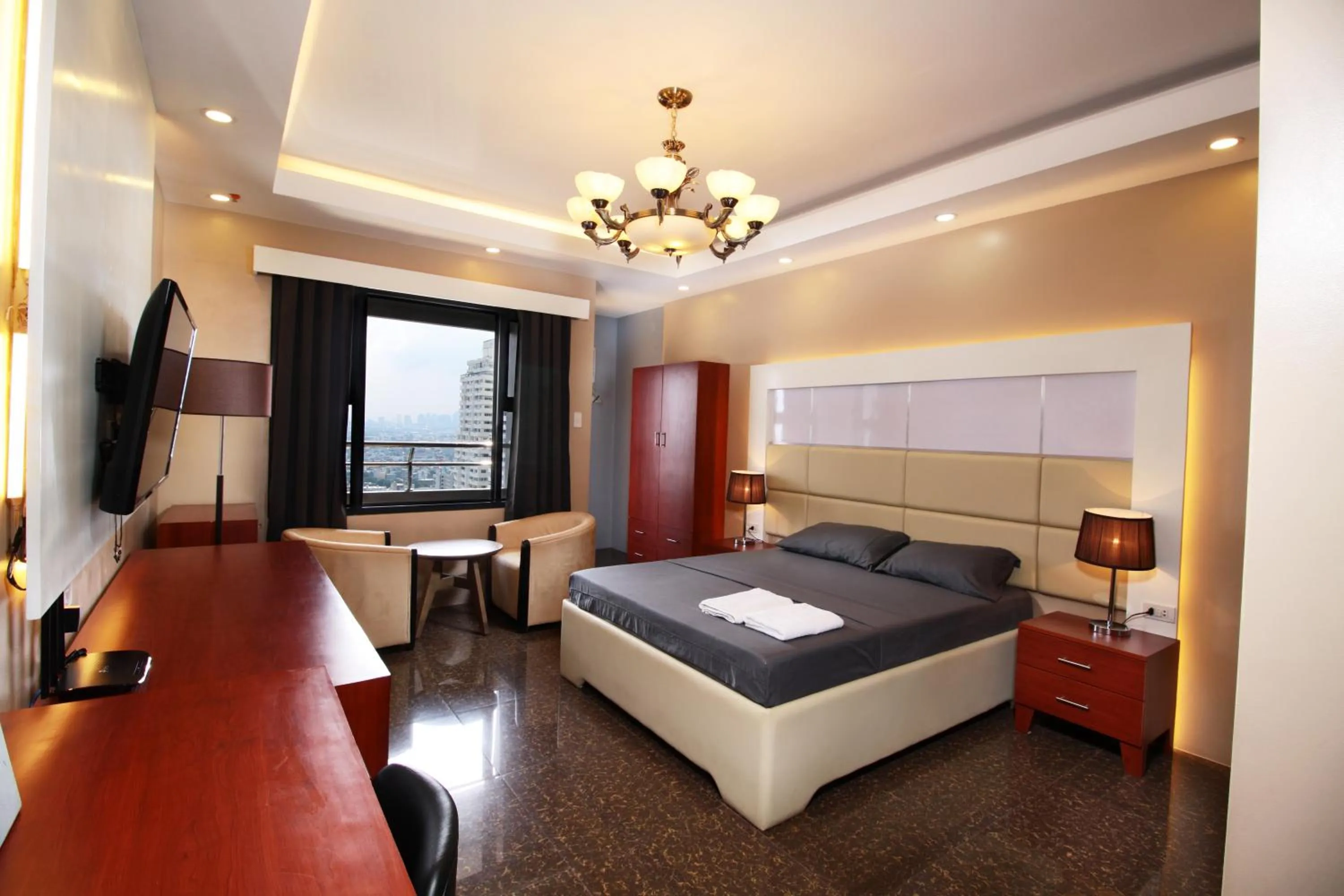 Bed in Malate Bayview Mansion city view