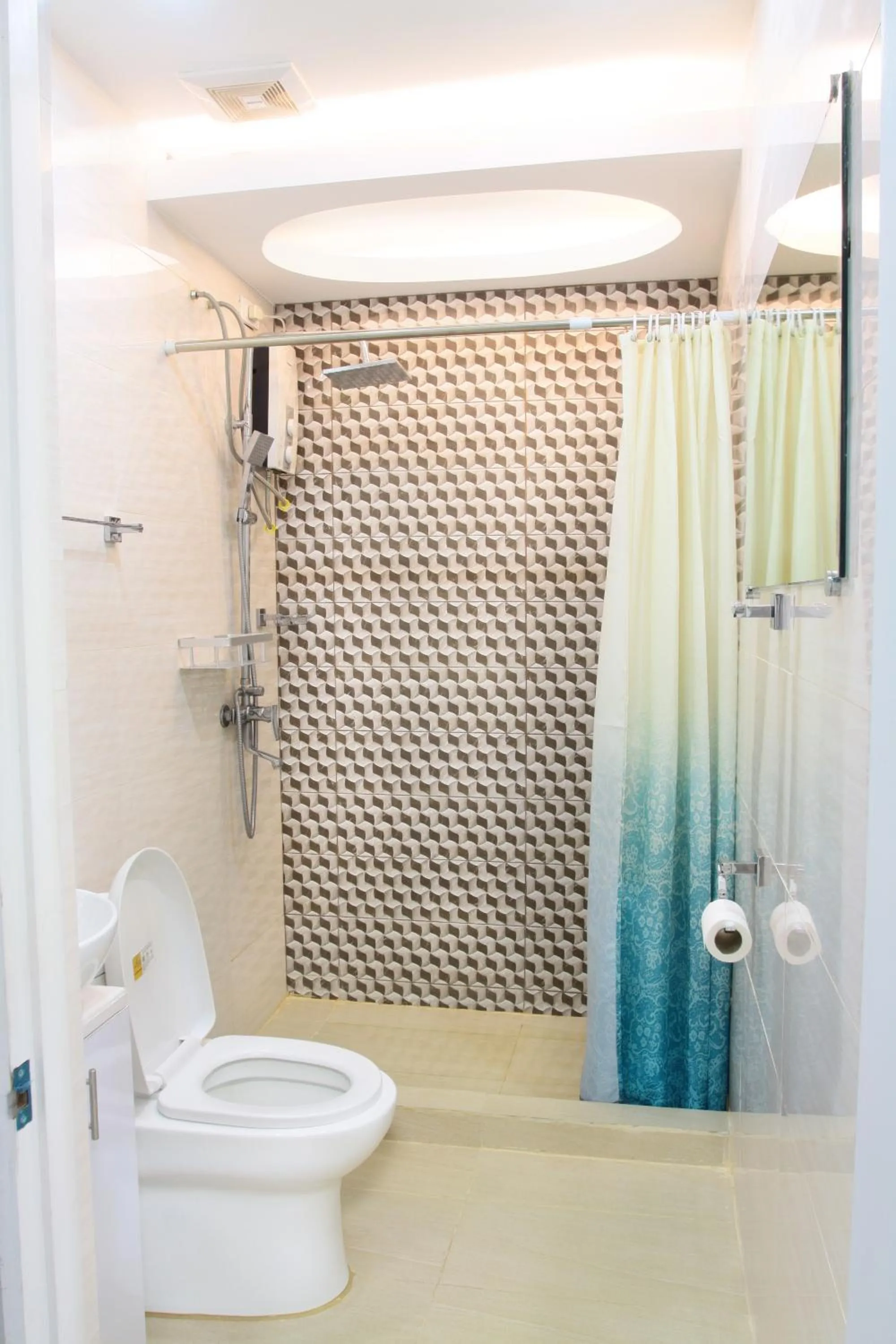 Shower in Malate Bayview Mansion city view