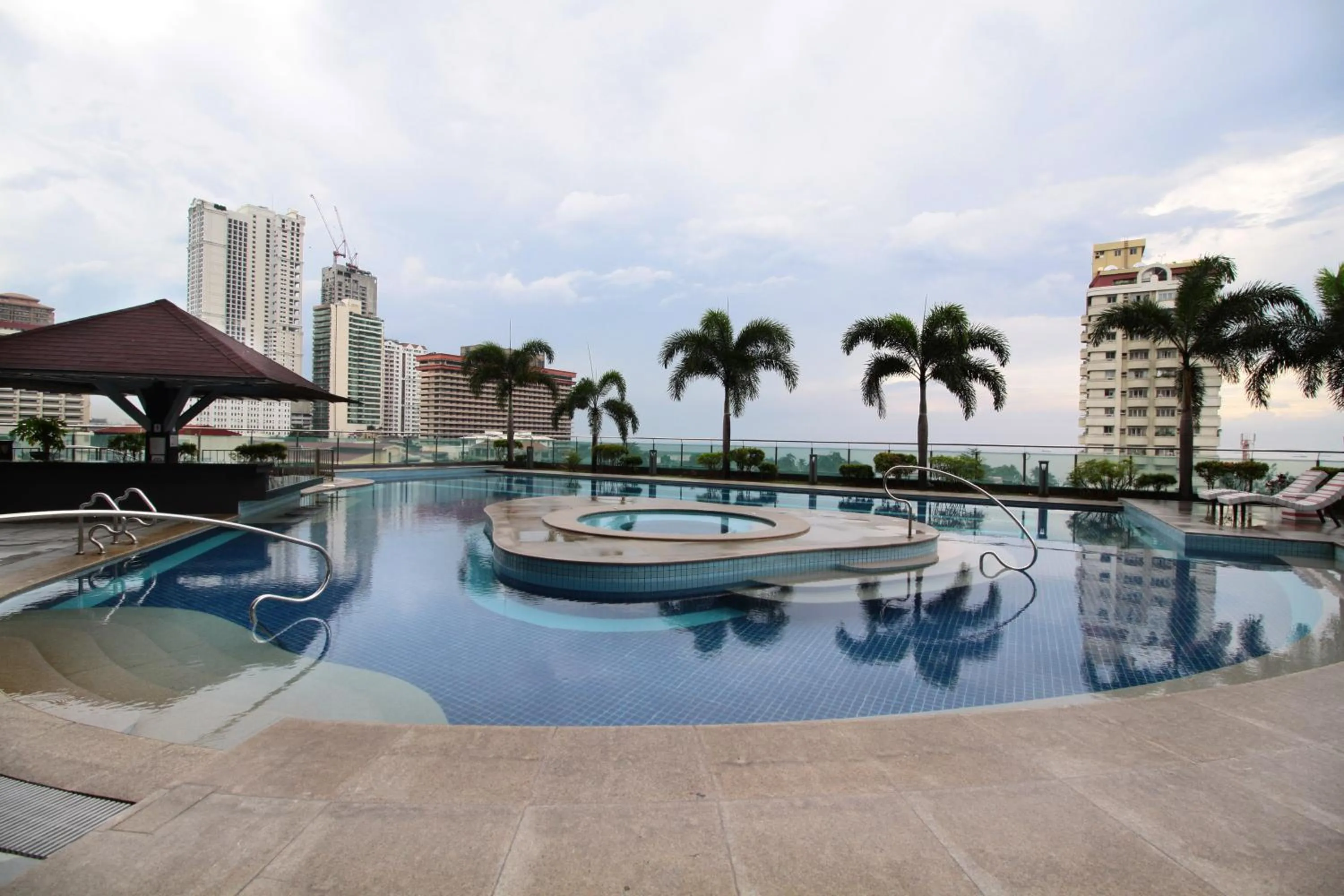 Swimming pool in Malate Bayview Mansion city view