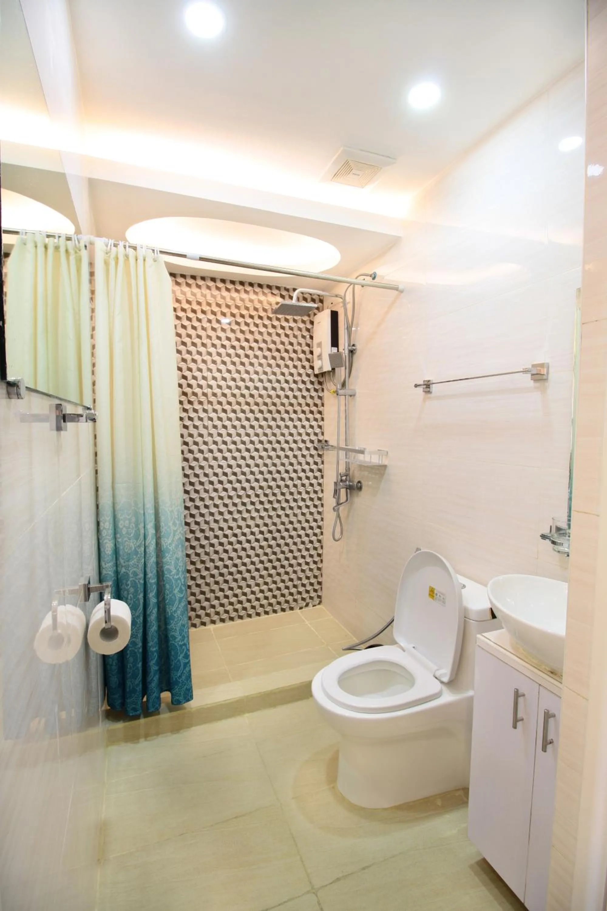 Shower in Malate Bayview Mansion city view