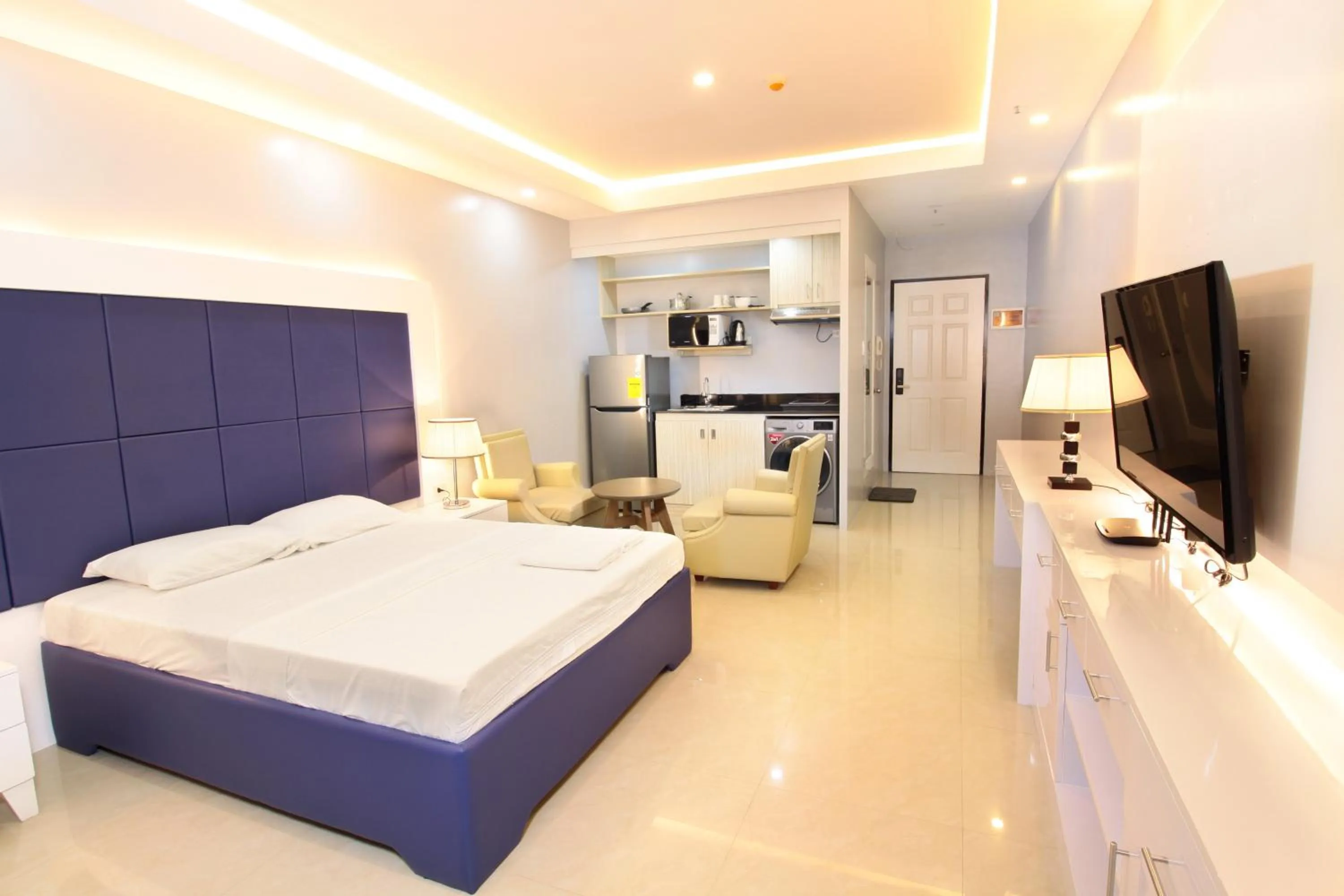 Bed in Malate Bayview Mansion city view
