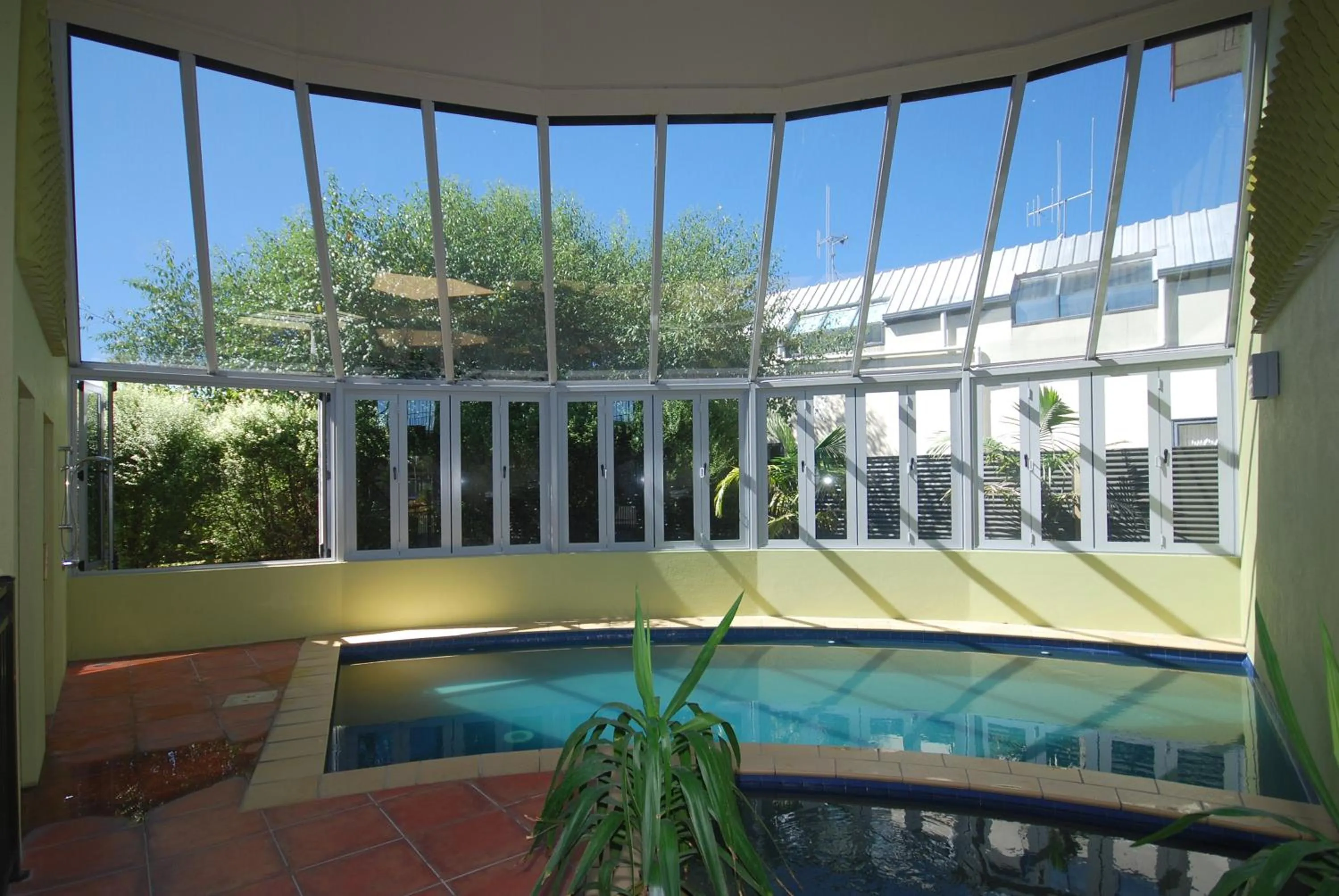 Swimming pool in Park View Motor Lodge