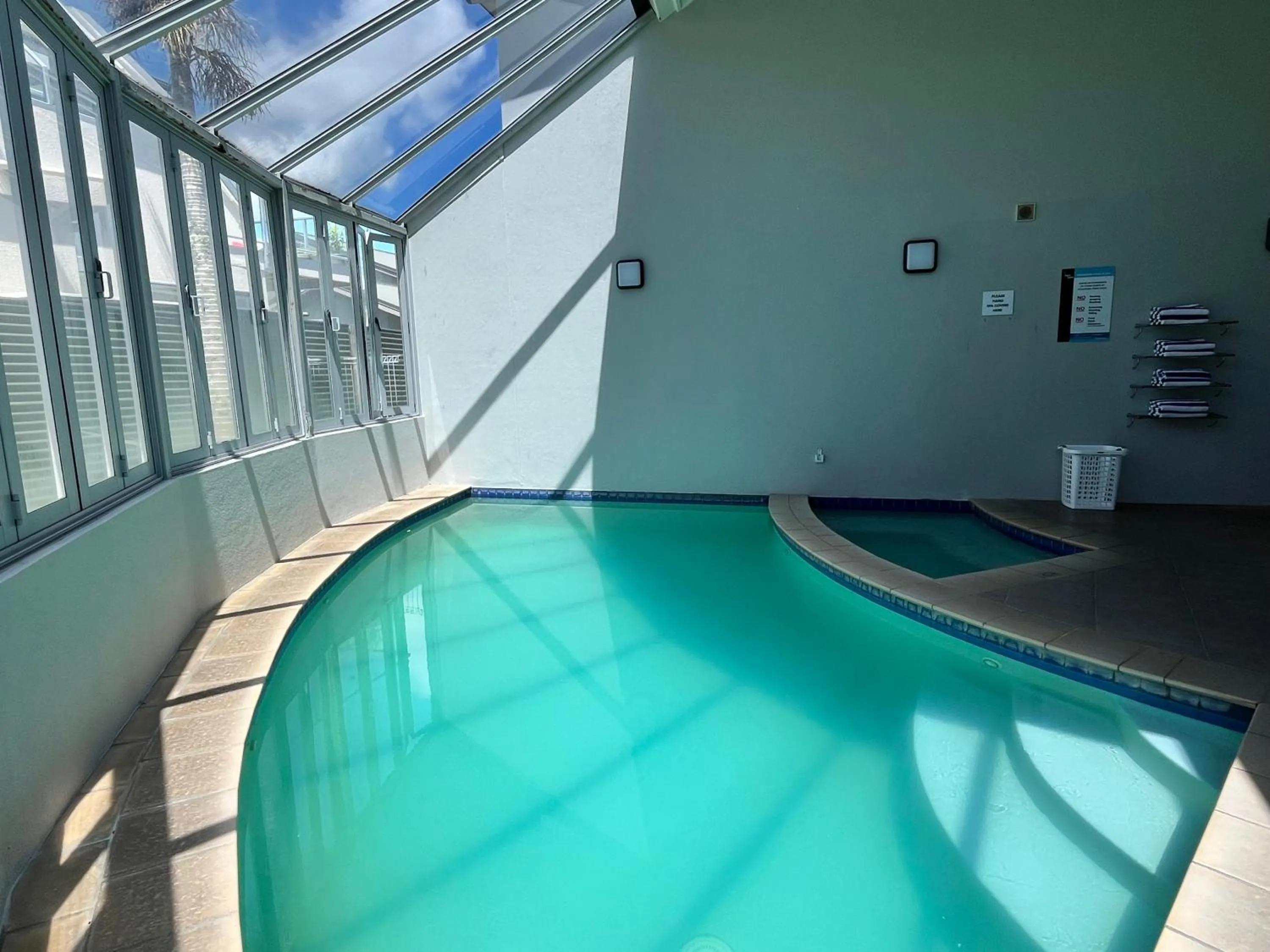 Swimming pool in Park View Motor Lodge