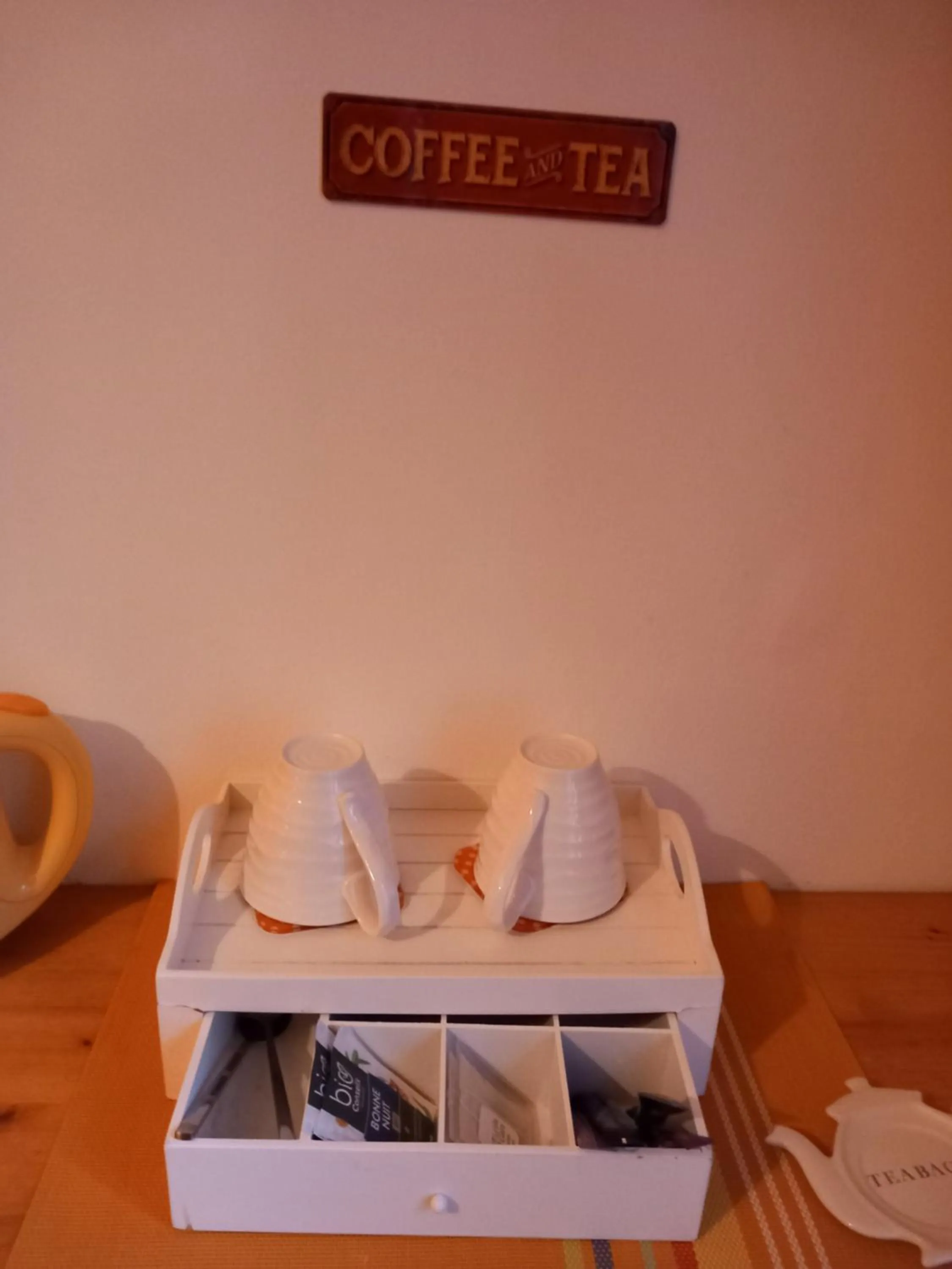 Coffee/tea facilities in Chambre d'Hôtes La Tour de Brazalem