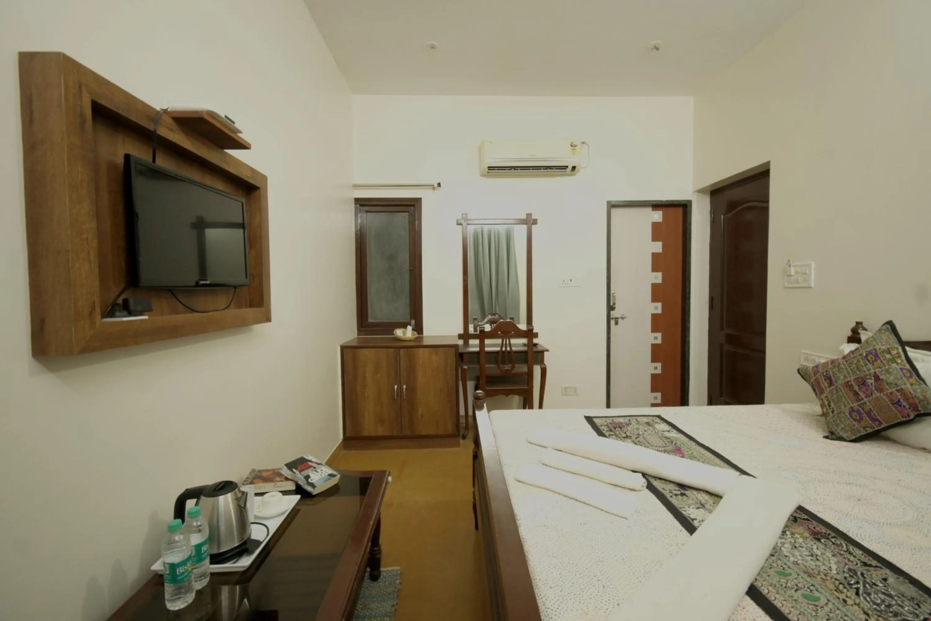 Bed, TV/Entertainment Center in Hotel Sanjay Villas