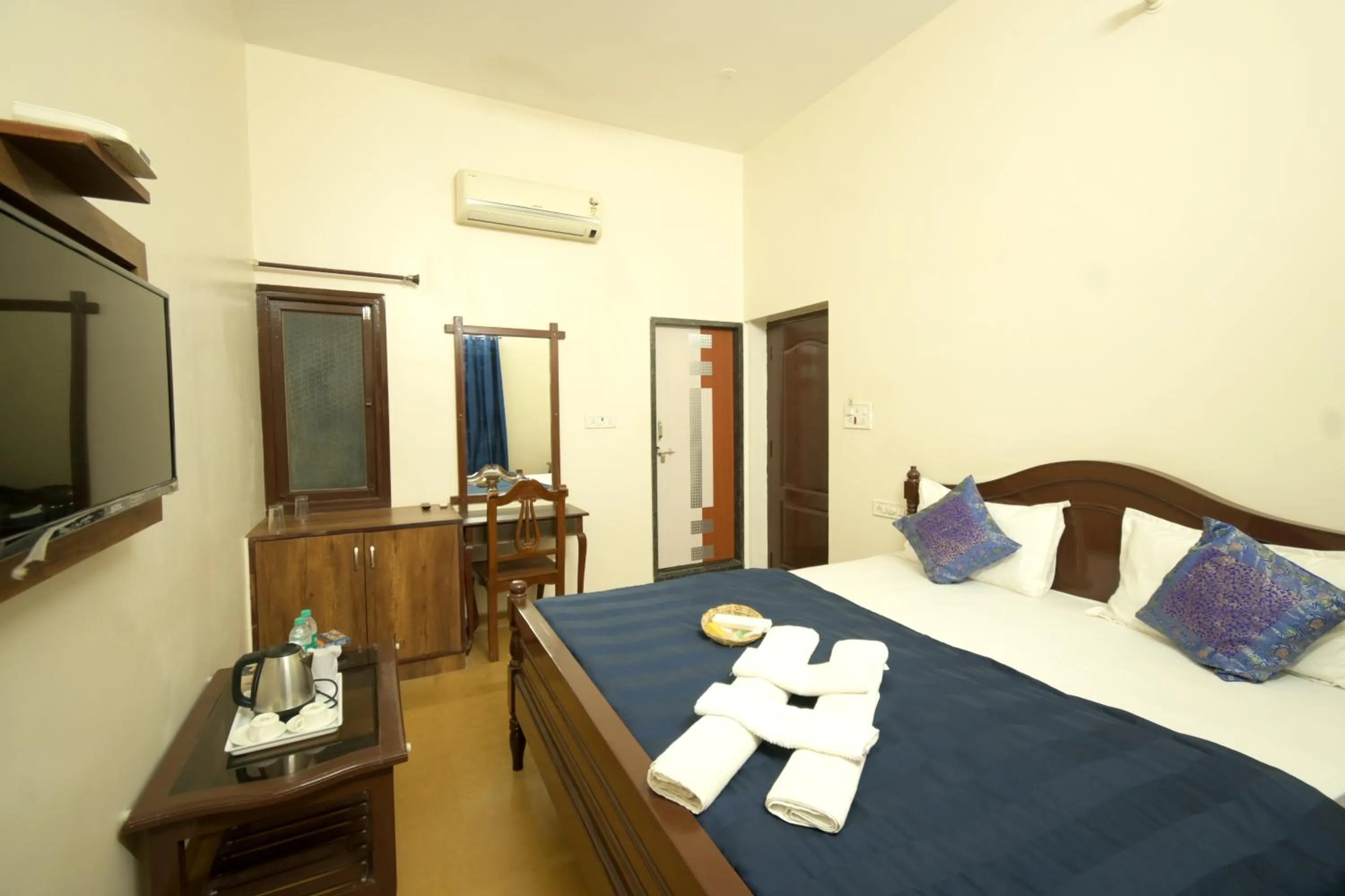 Bed, TV/Entertainment Center in Hotel Sanjay Villas