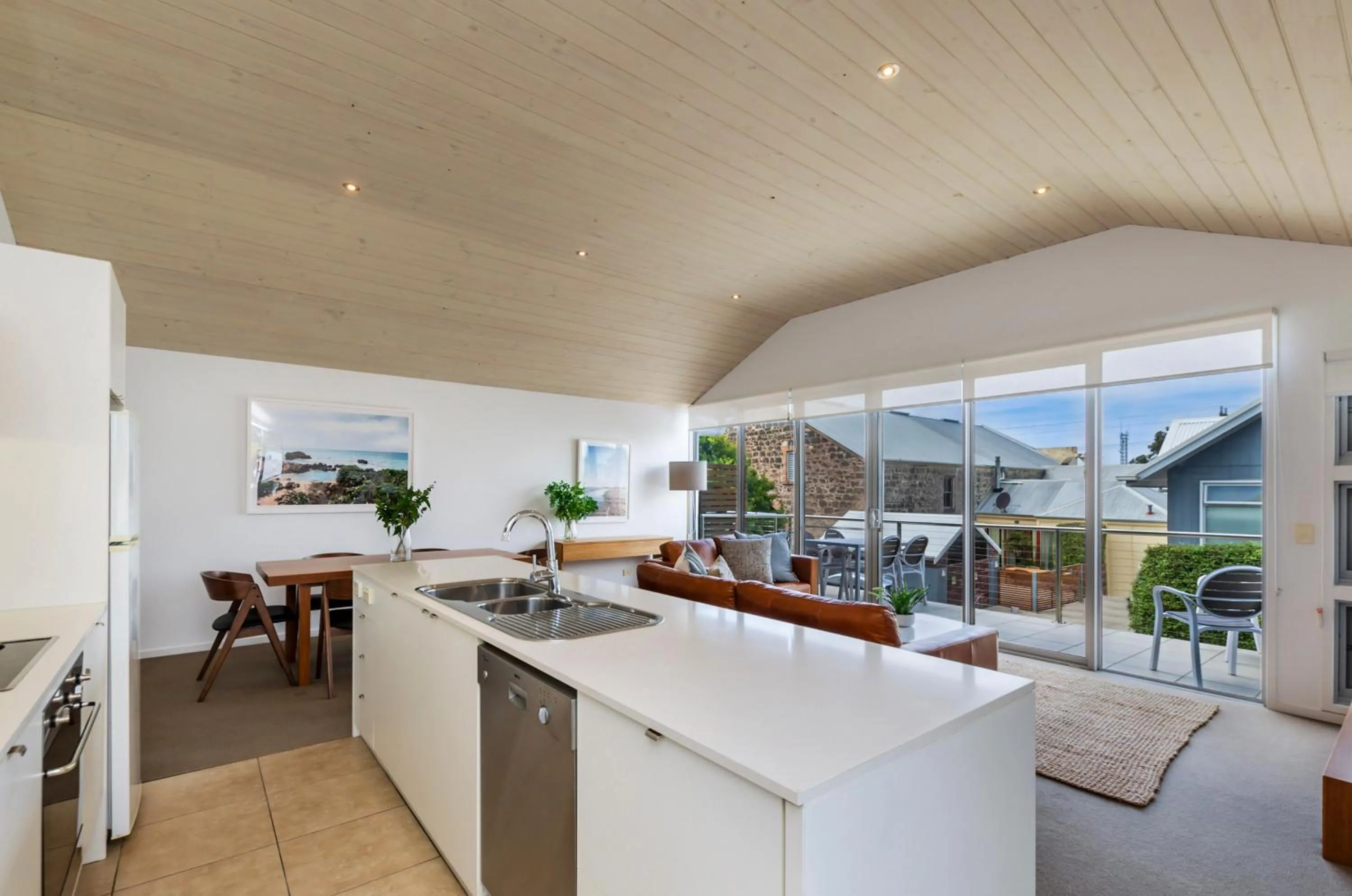 Kitchen or kitchenette in The Victoria Apartments