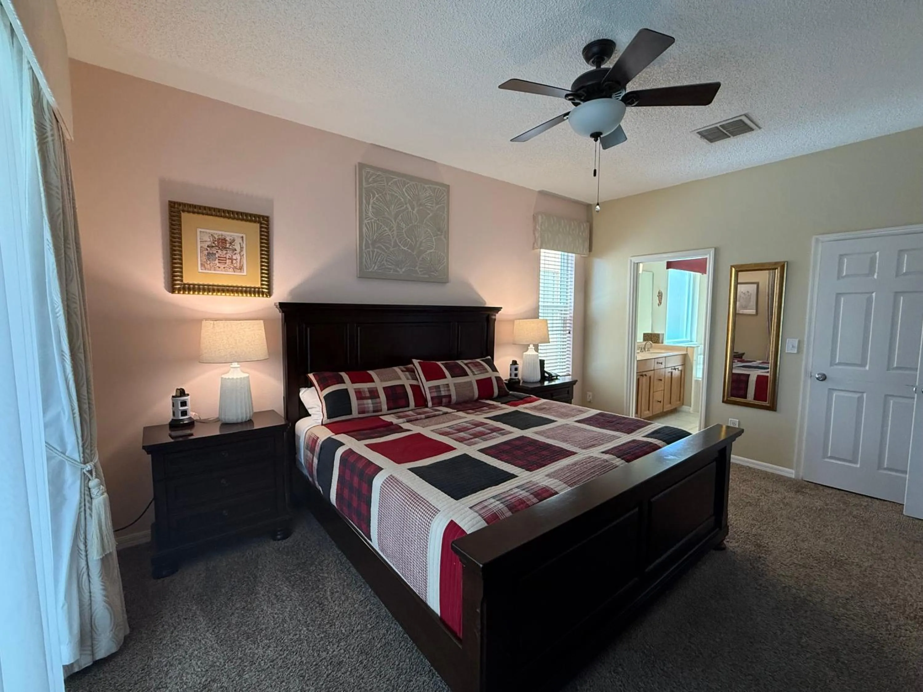 Bed in Seasons Villa 6 bedrooms, 4 masters and water view