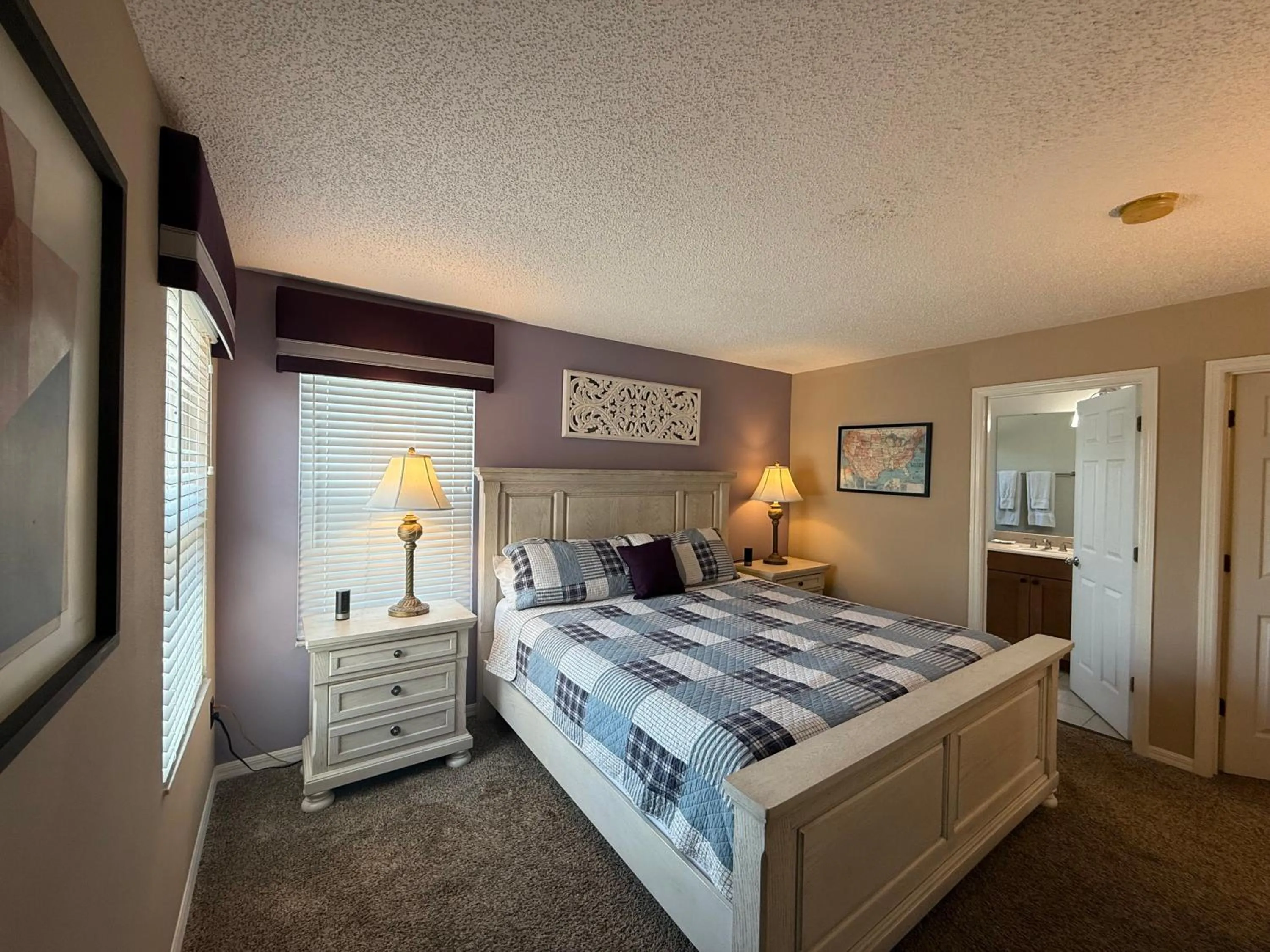 Bed in Seasons Villa 6 bedrooms, 4 masters and water view