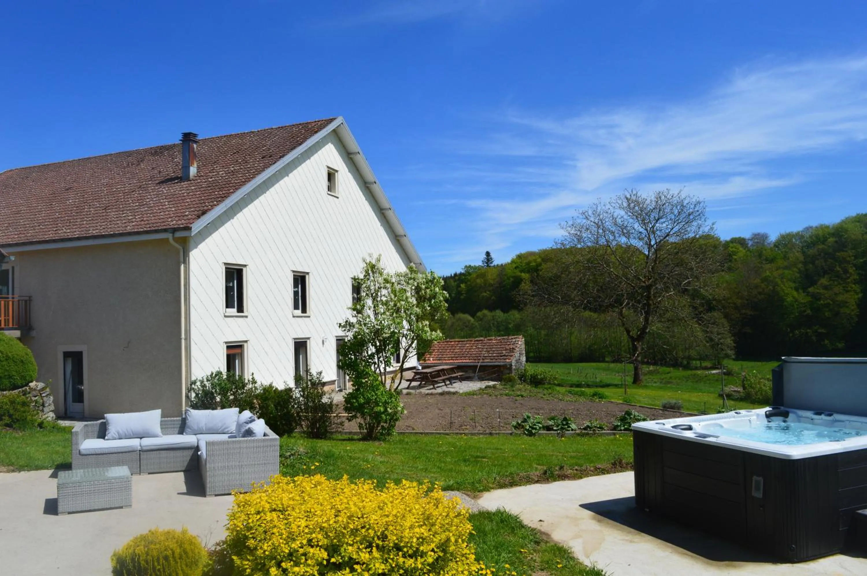 Hot Tub in Chambres et table d'hôtes La Trottelée