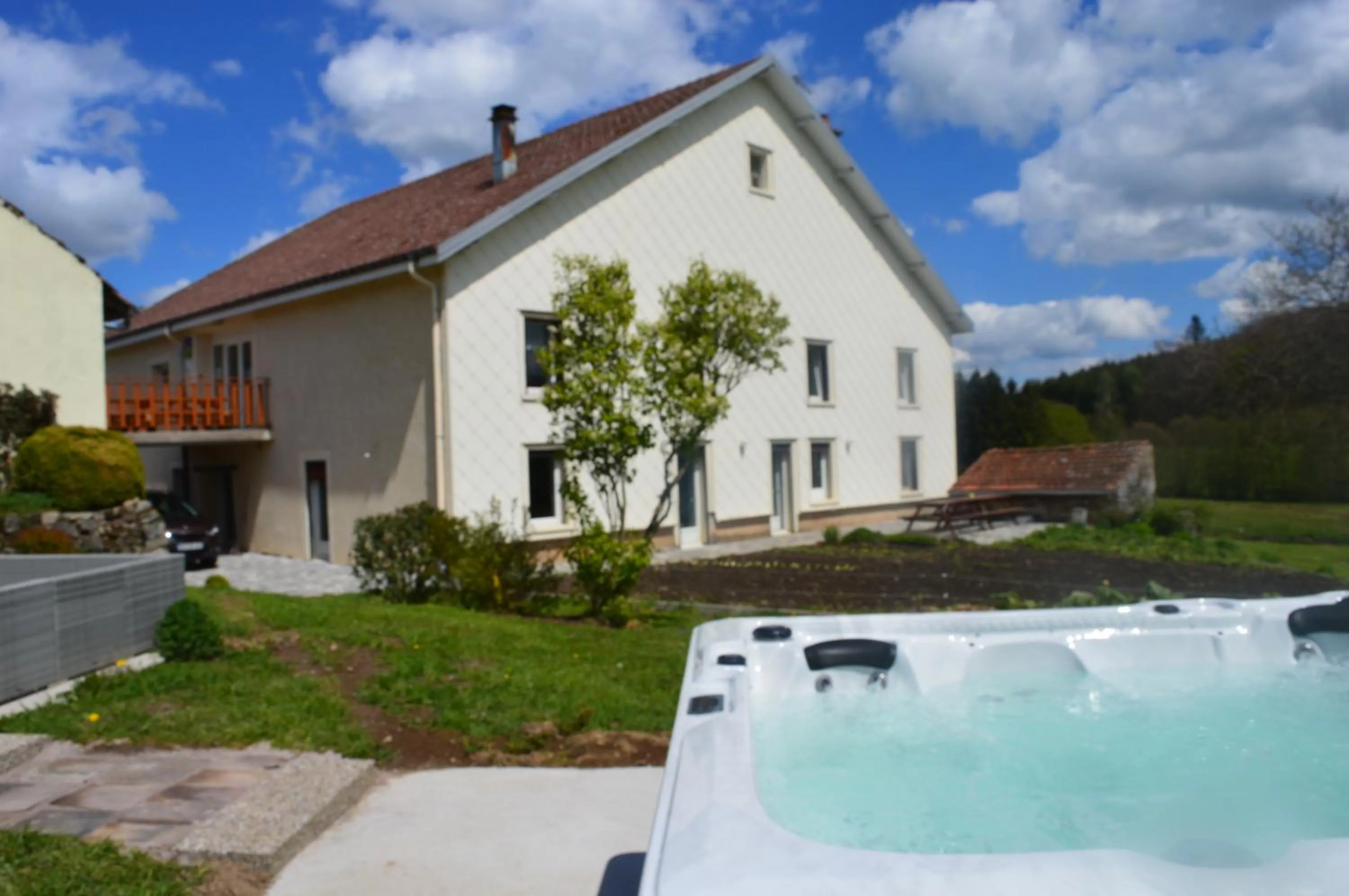 Hot Tub in Chambres et table d'hôtes La Trottelée