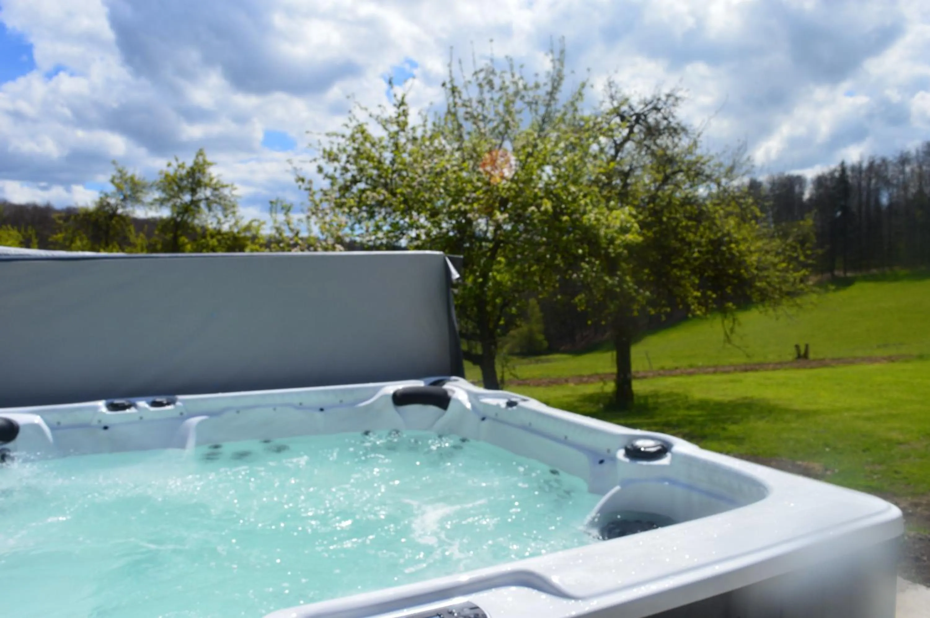 Hot Tub in Chambres et table d'hôtes La Trottelée