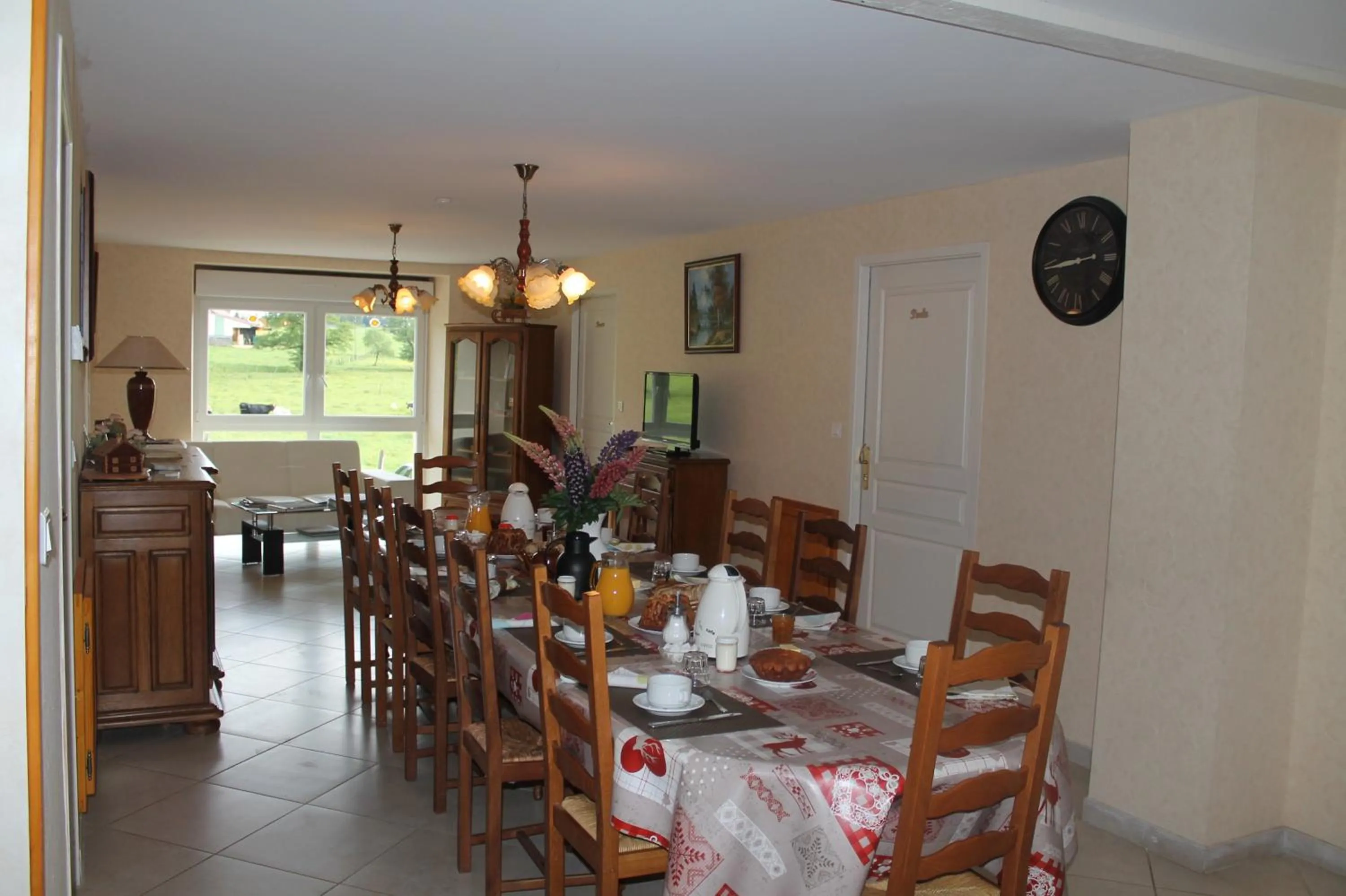 Dining area in Chambres et table d'hôtes La Trottelée