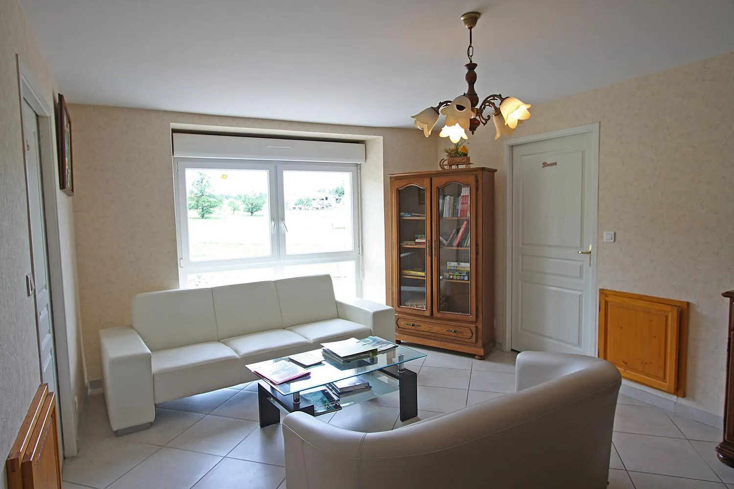 Communal lounge/ TV room in Chambres et table d'hôtes La Trottelée