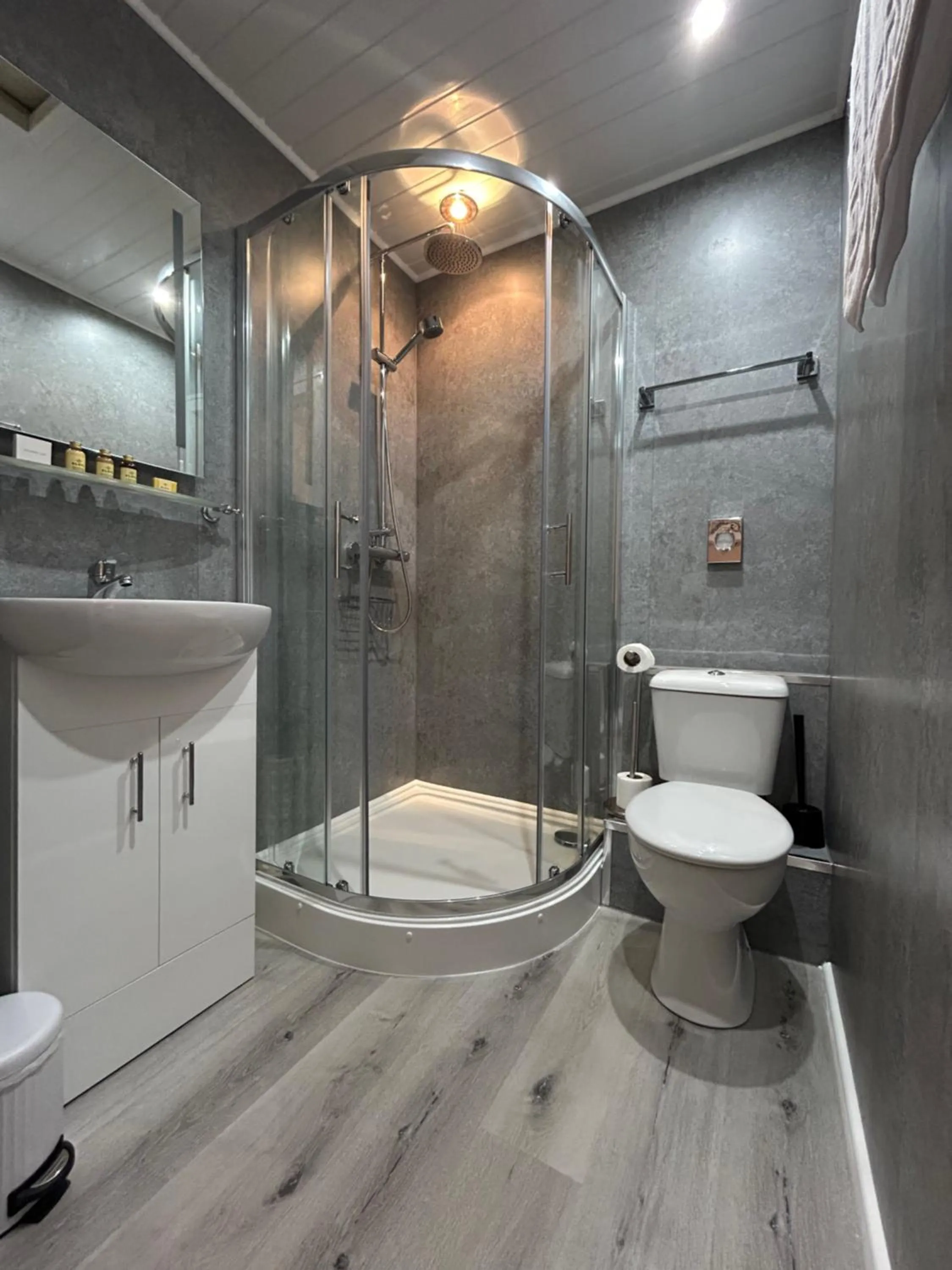 Bathroom in Lansdowne House with Private Car Park