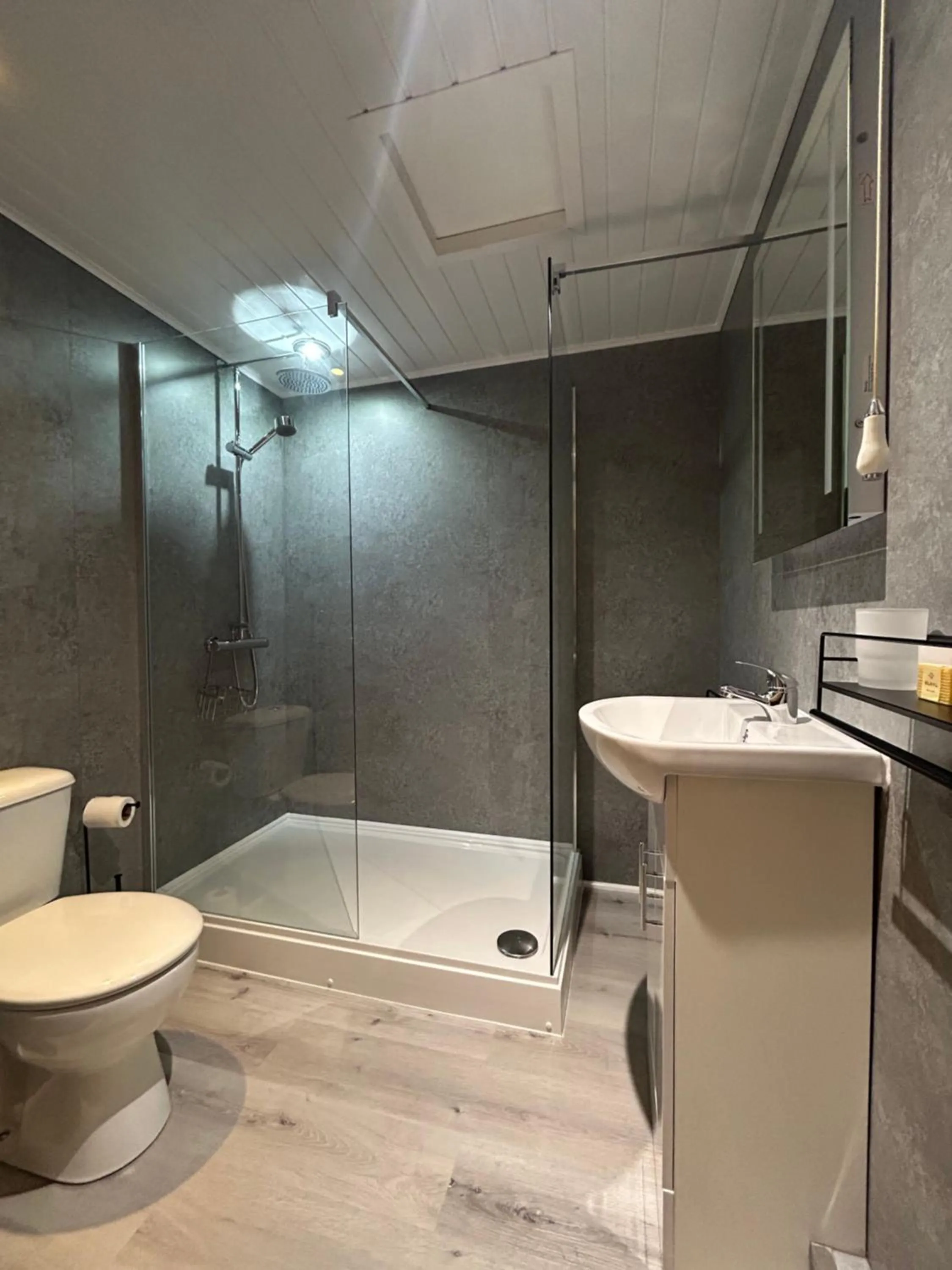 Bathroom in Lansdowne House with Private Car Park