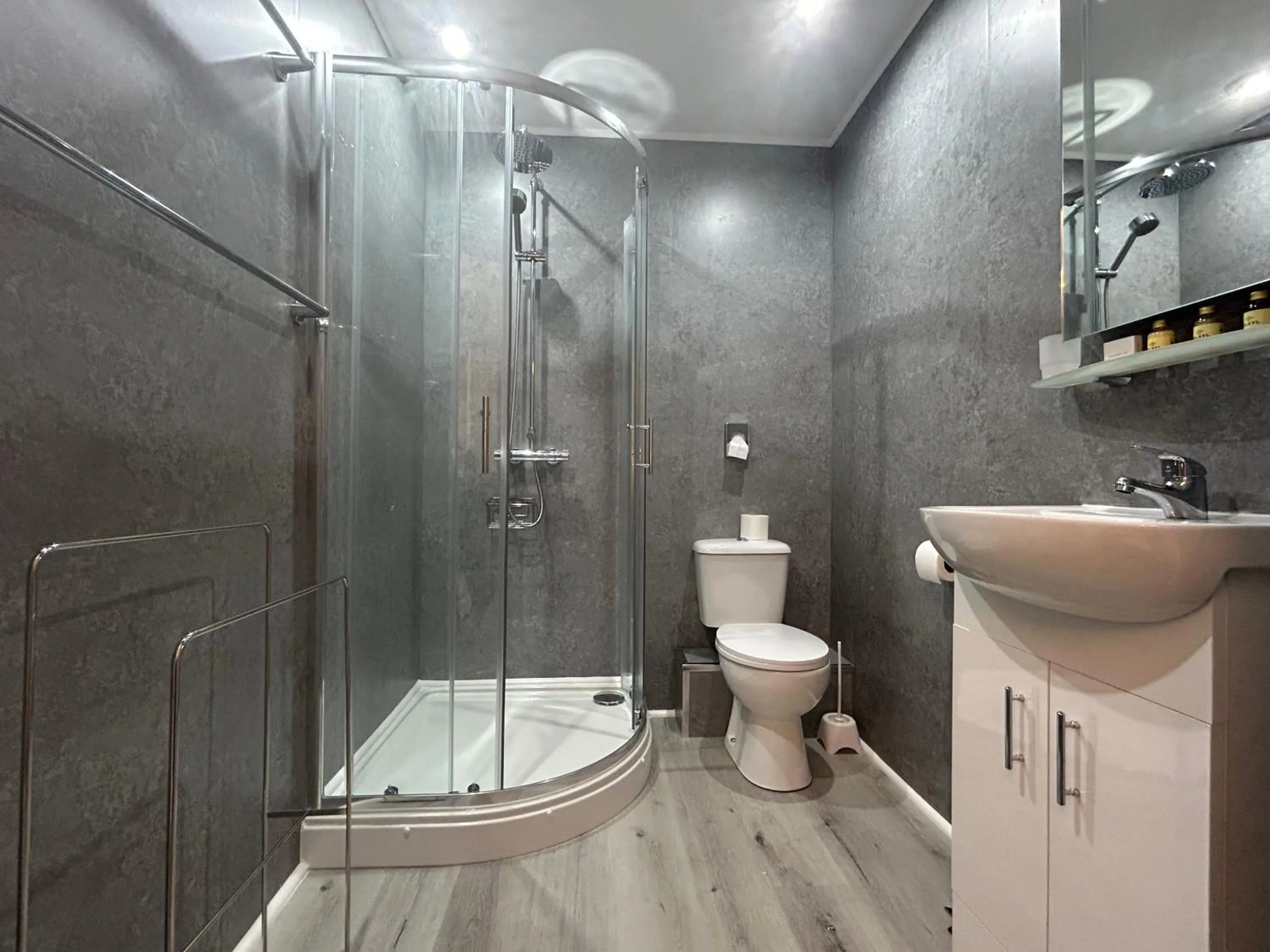 Bathroom in Lansdowne House with Private Car Park