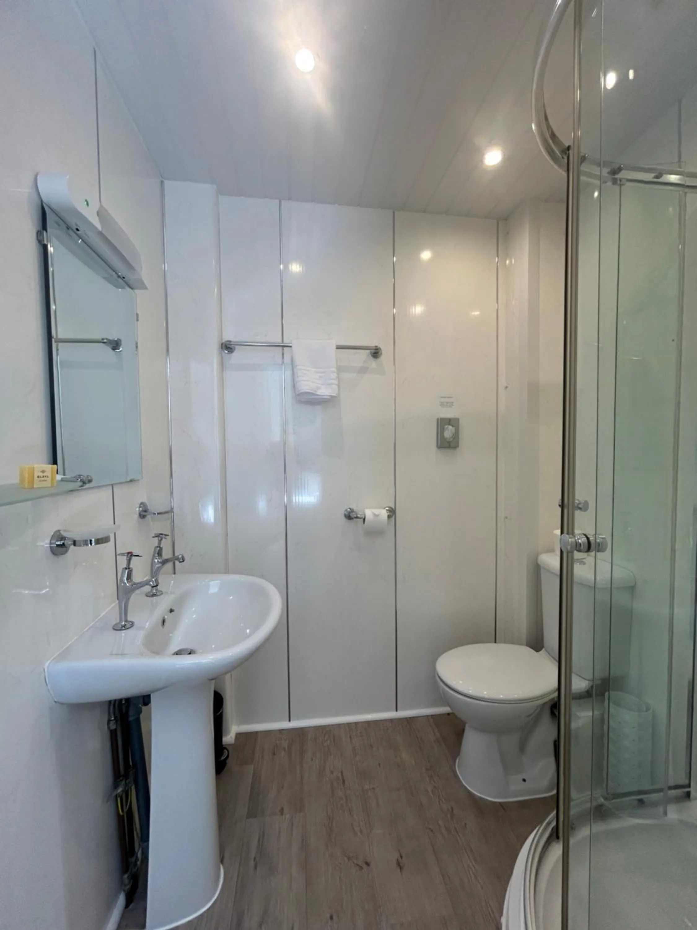 Bathroom in Lansdowne House with Private Car Park