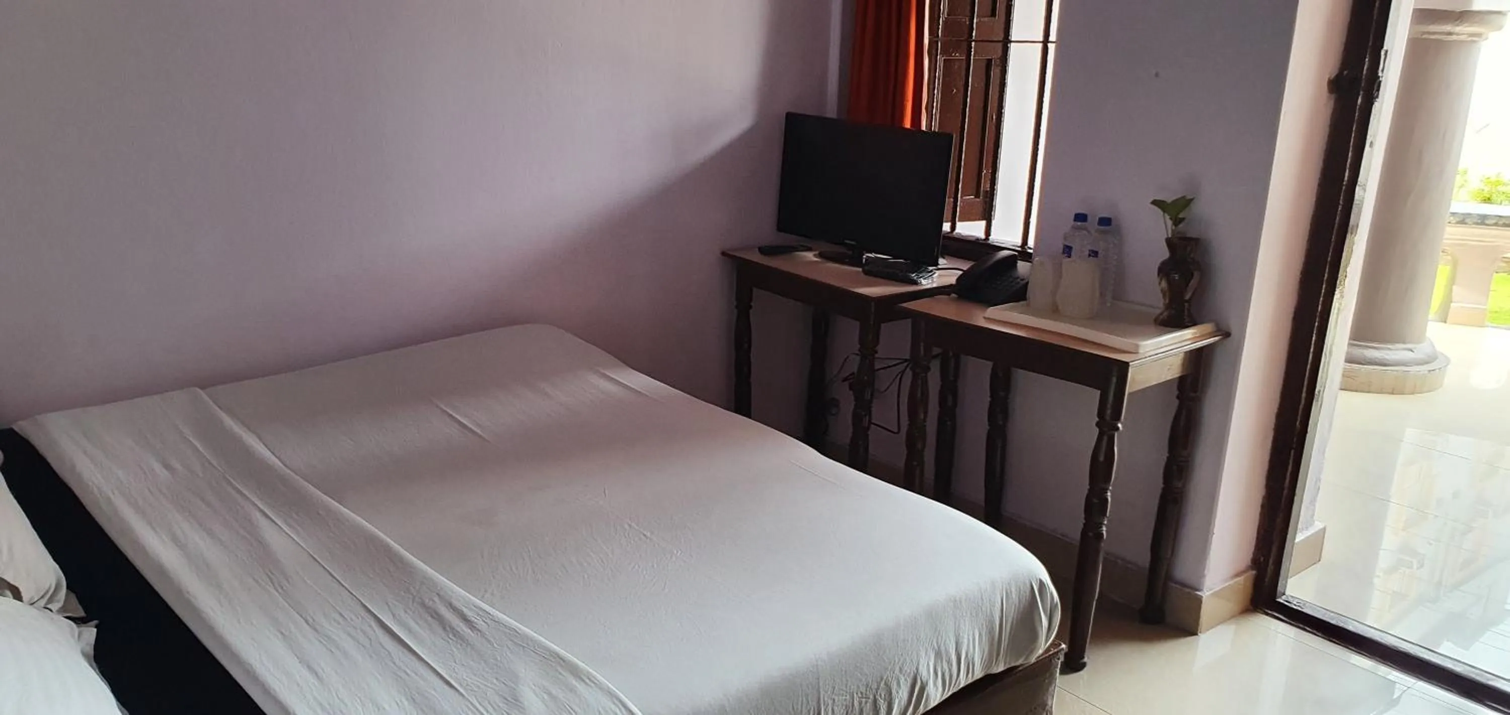 Photo of the whole room, Bed in Hotel Gandhara