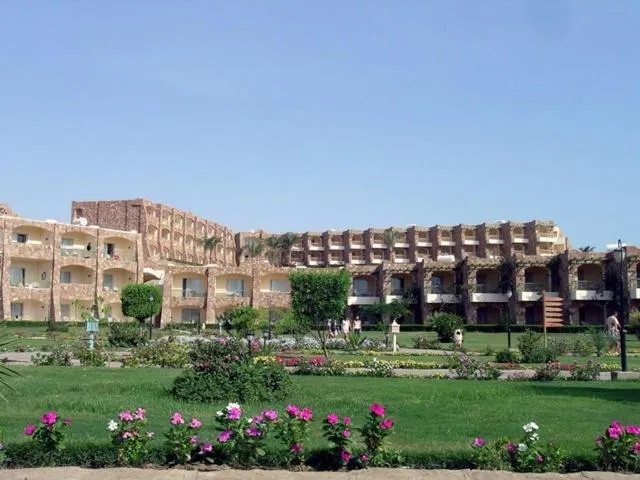 Garden in Brayka Bay Reef Resort