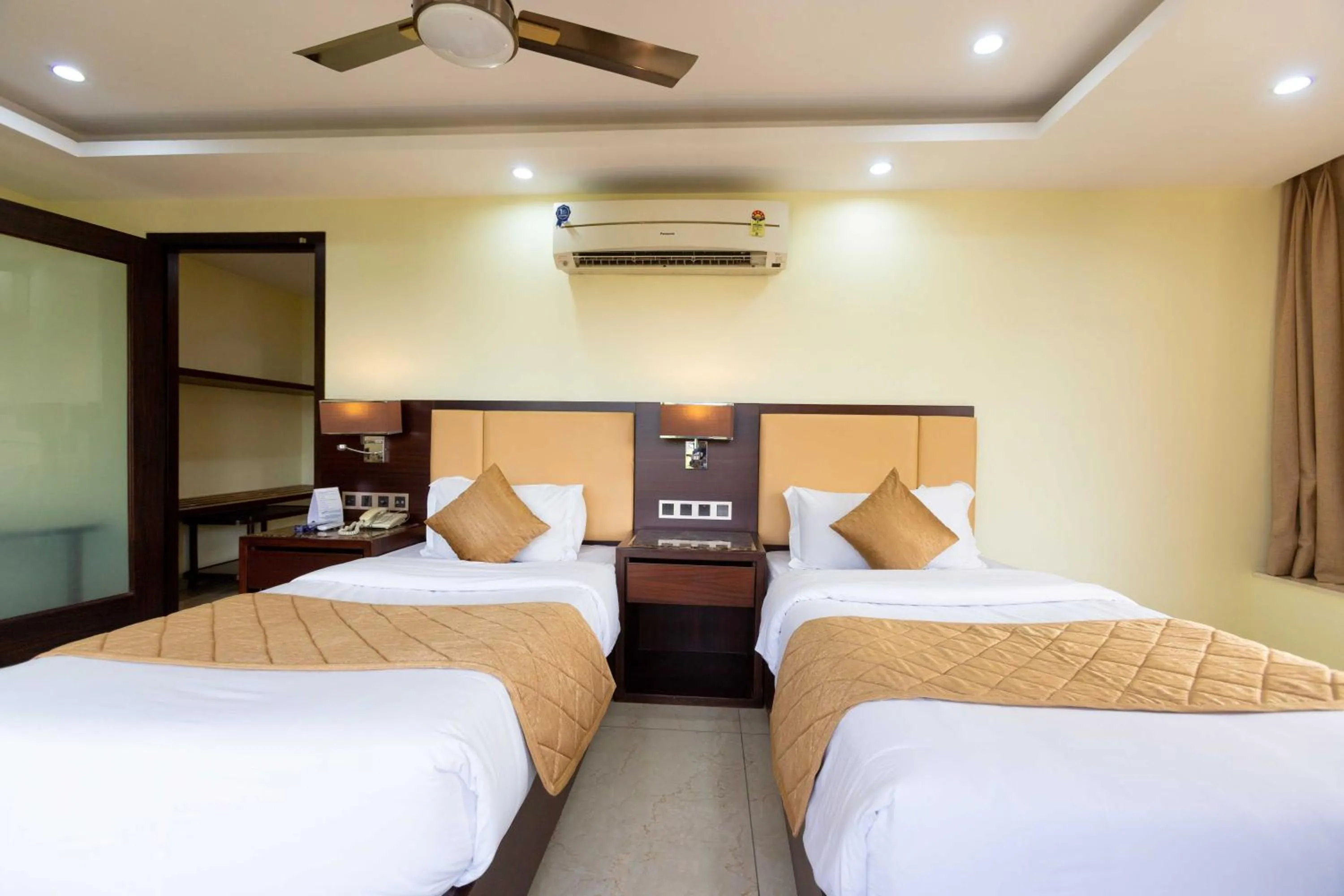 Photo of the whole room, Bed in Hotel Godwin - Colaba