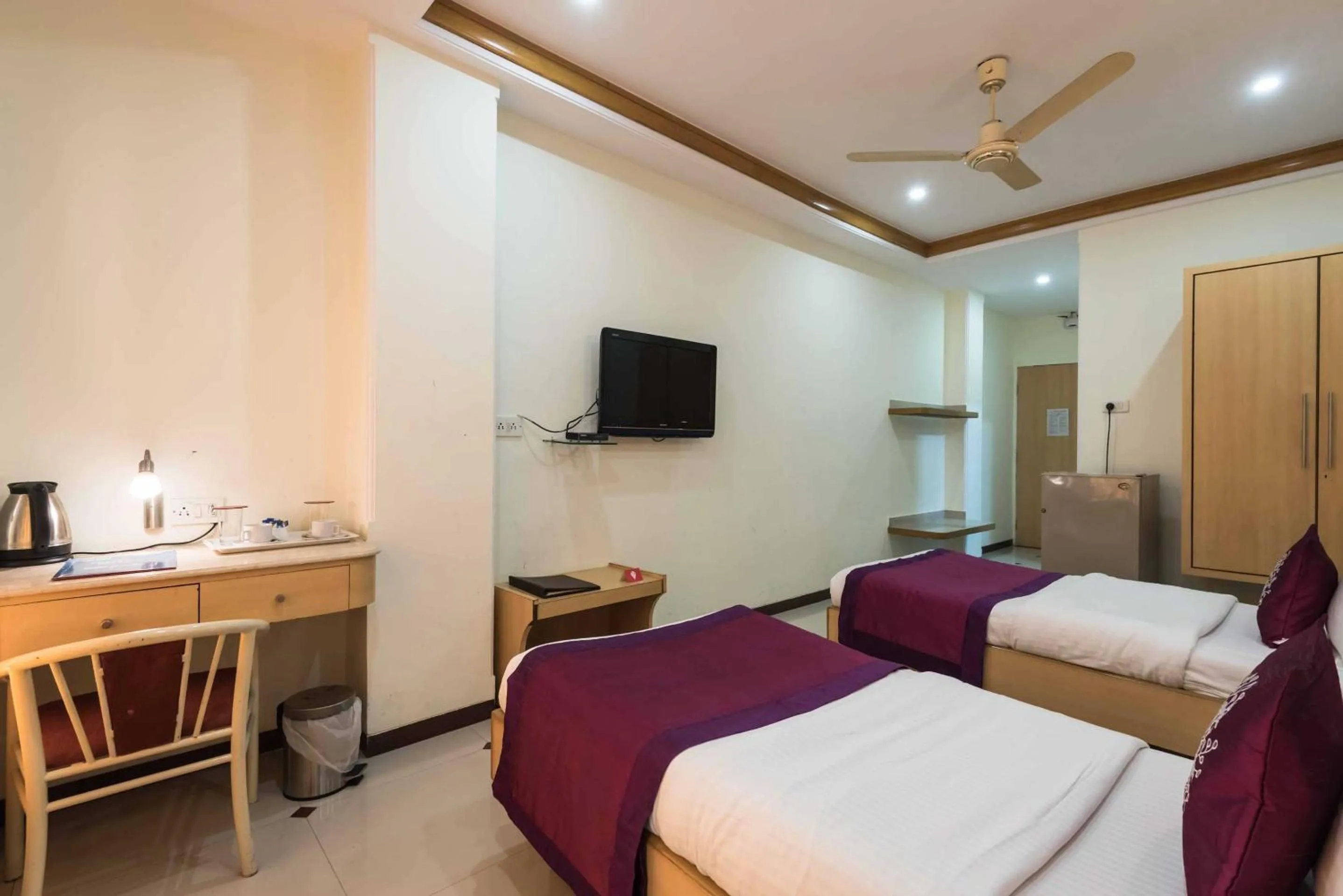 Bedroom, Bed in Hotel Godwin - Colaba