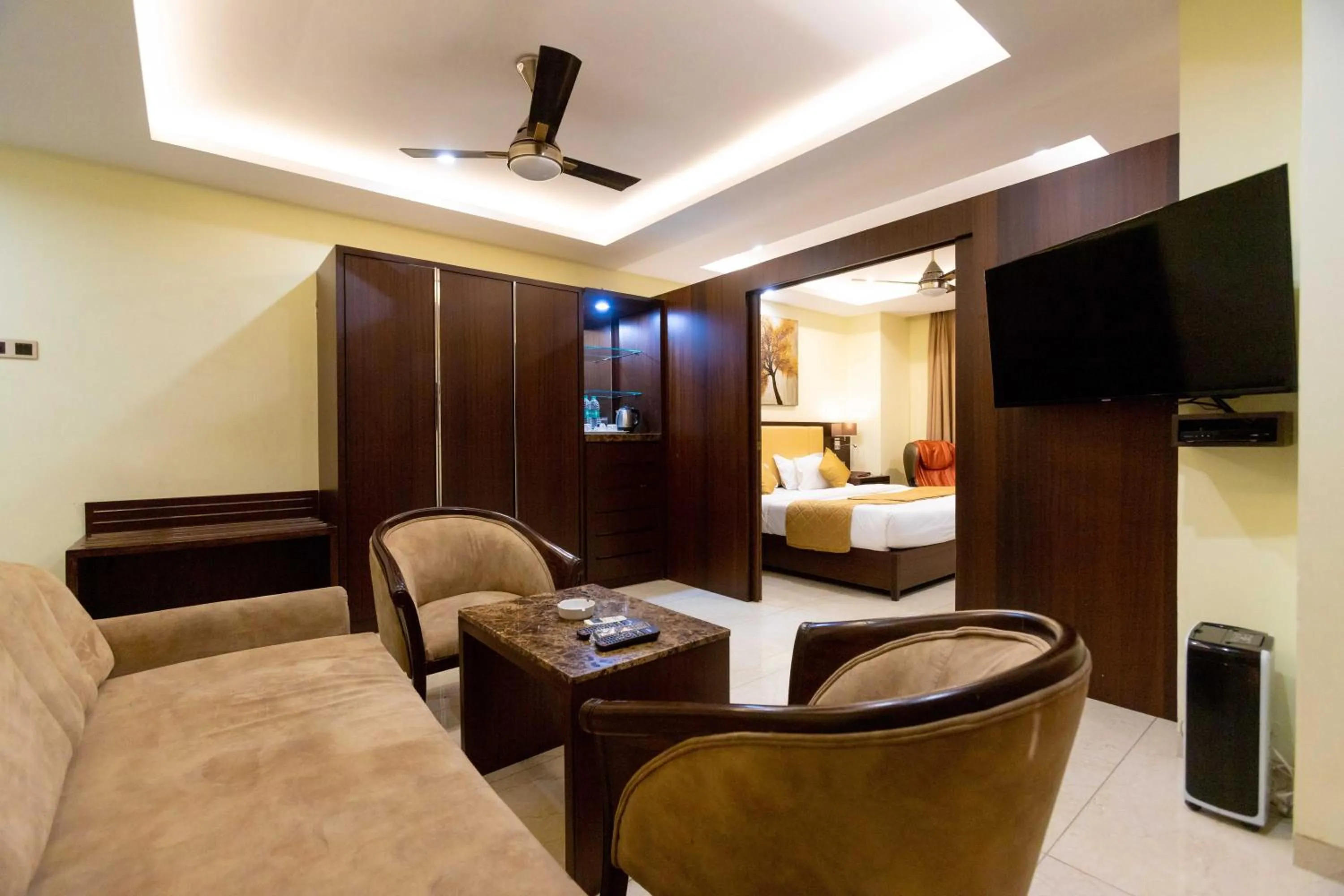 Communal lounge/ TV room in Hotel Godwin - Colaba