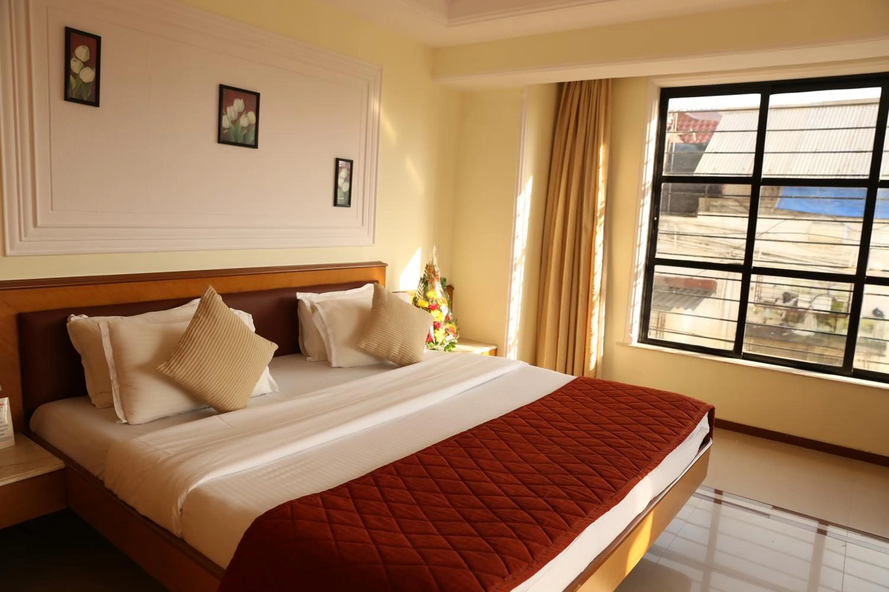 Bedroom, Bed in Hotel Godwin - Colaba