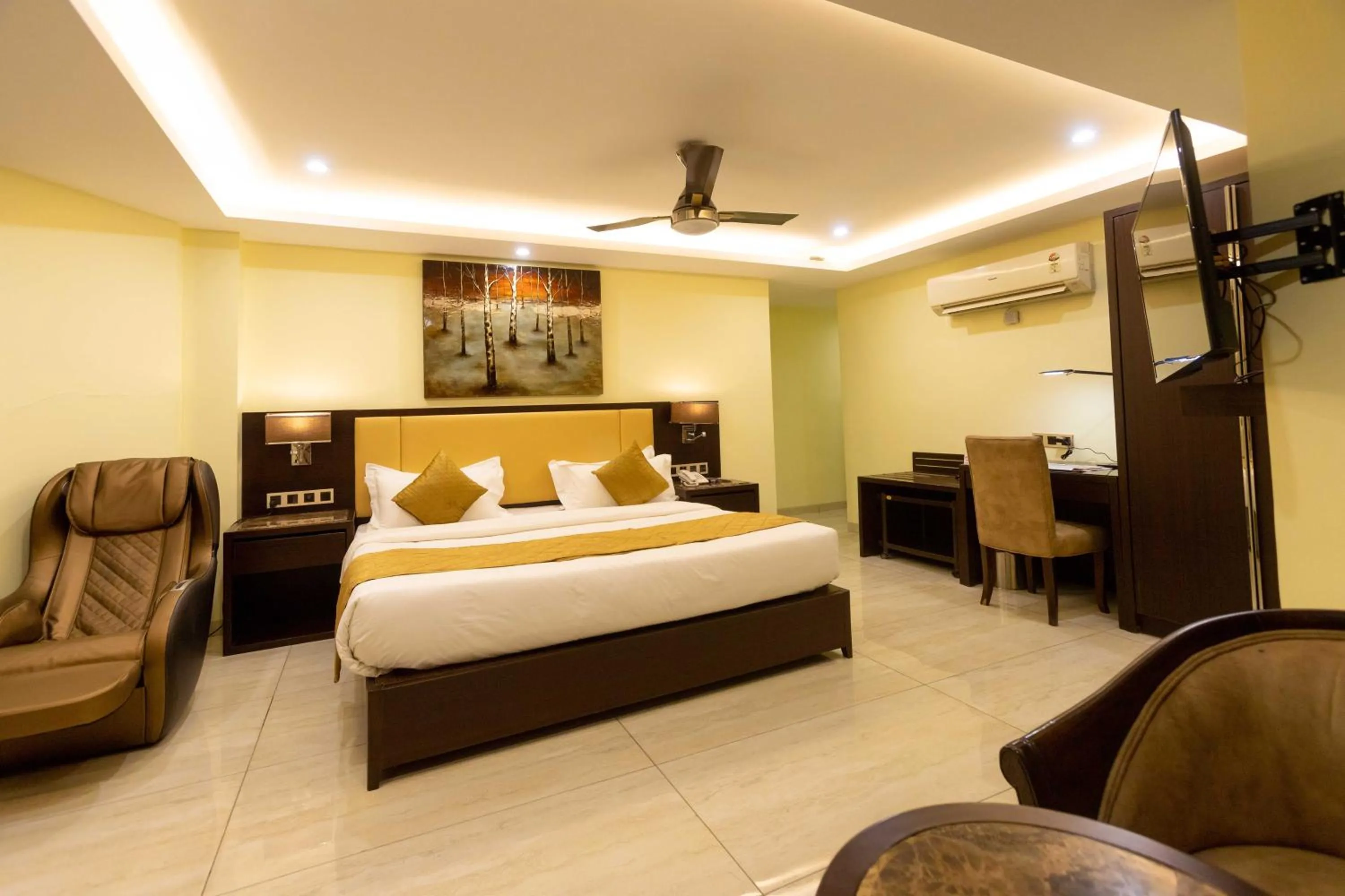 Photo of the whole room, Bed in Hotel Godwin - Colaba