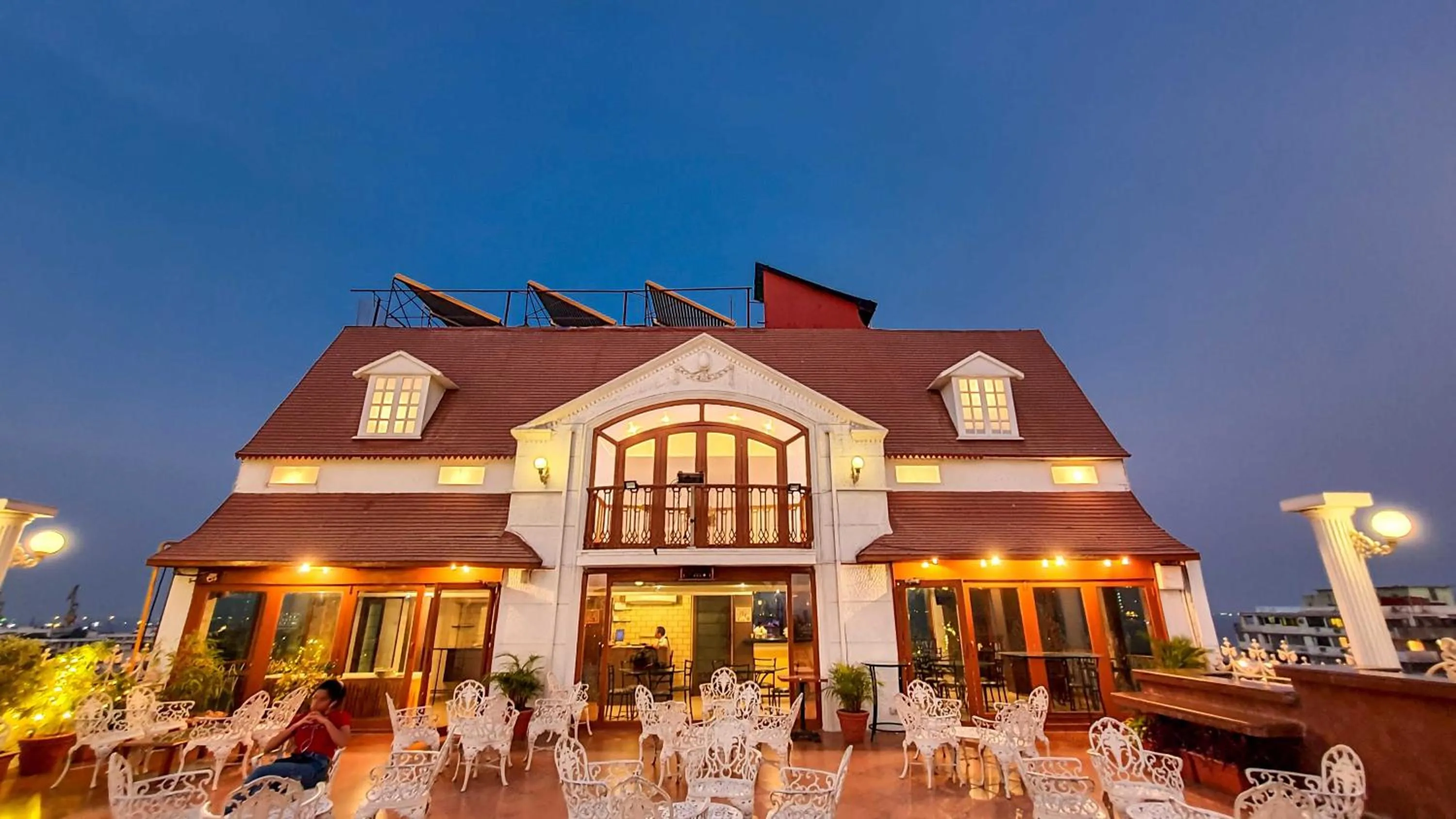 Restaurant/places to eat in Hotel Godwin - Colaba