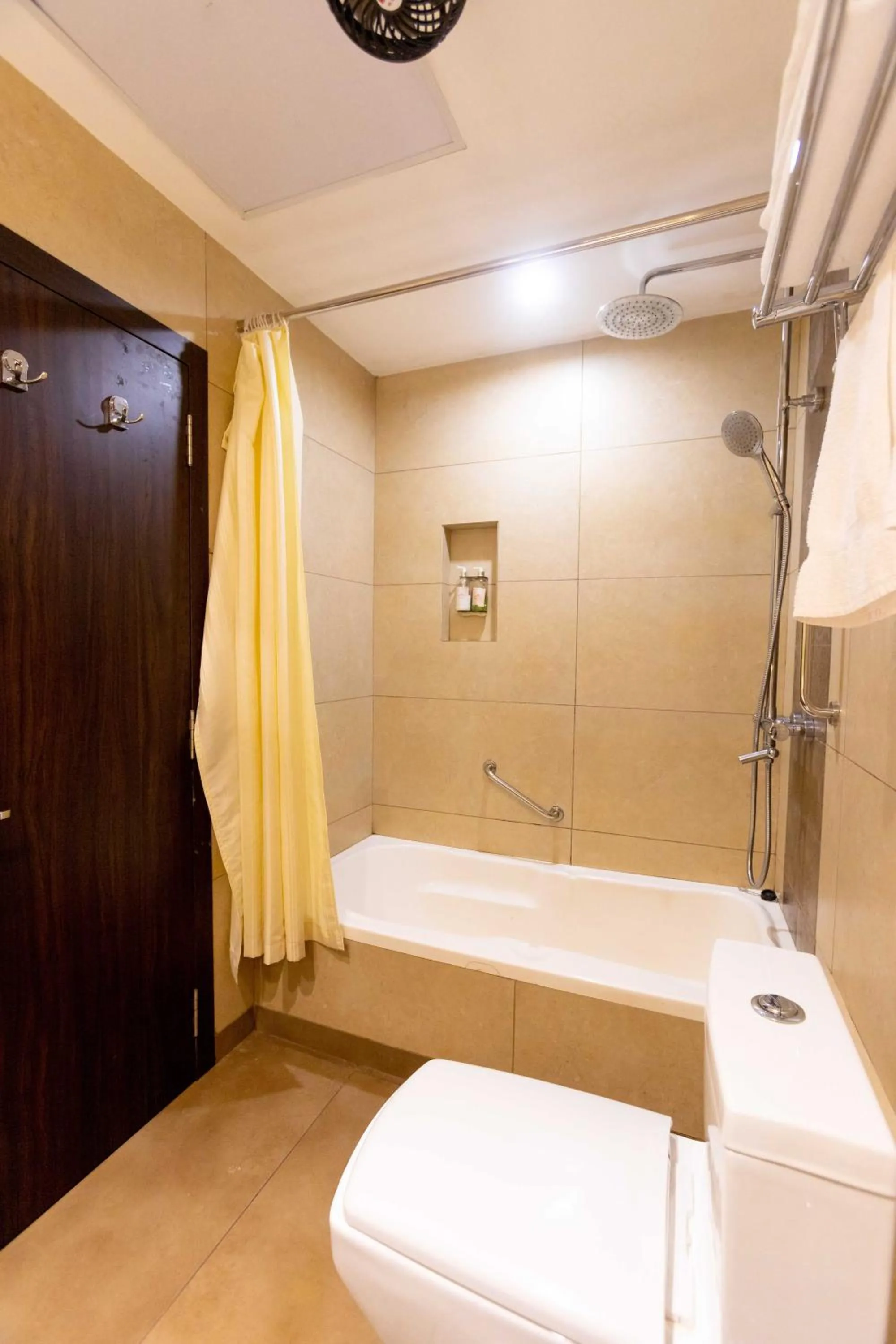 Shower in Hotel Godwin - Colaba