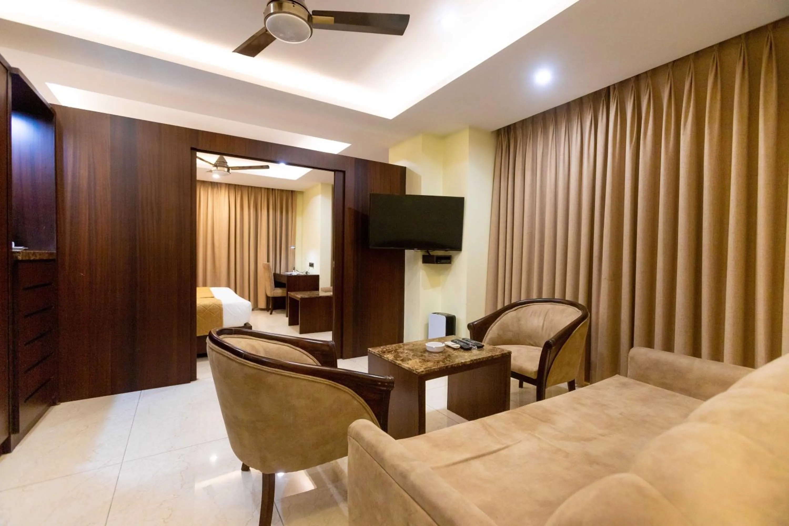 Communal lounge/ TV room, Bed in Hotel Godwin - Colaba