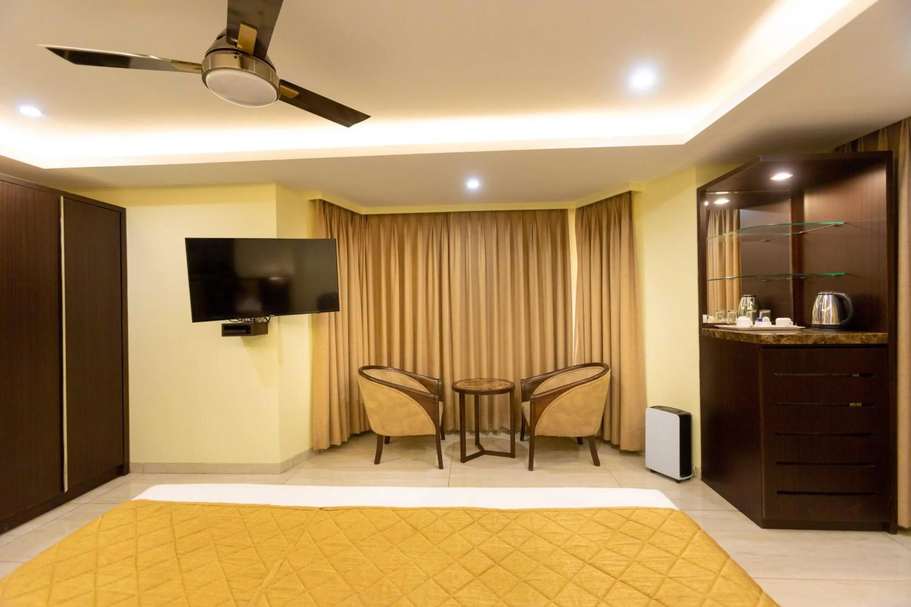 Communal lounge/ TV room in Hotel Godwin - Colaba