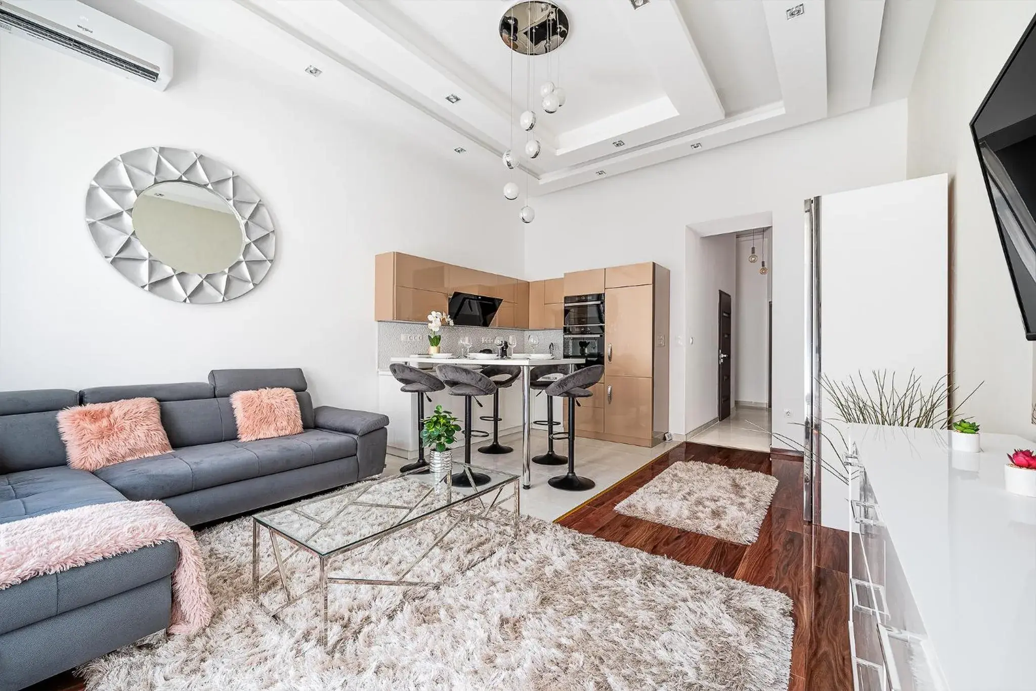 Luxury apartment with free garage and balcony in the center Luxury apartment with free garage and balcony in the center