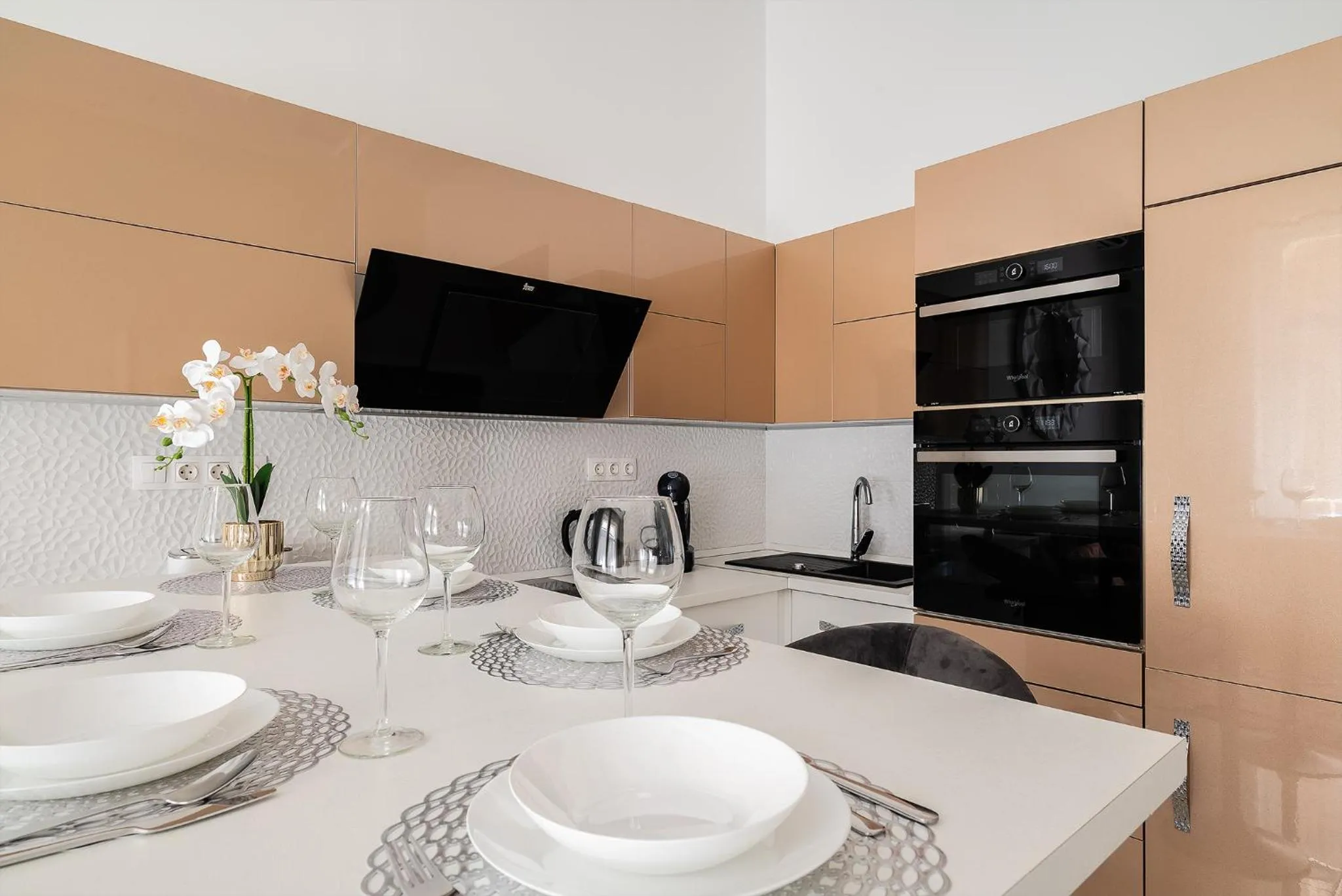 Luxury apartment with free garage and balcony in the center